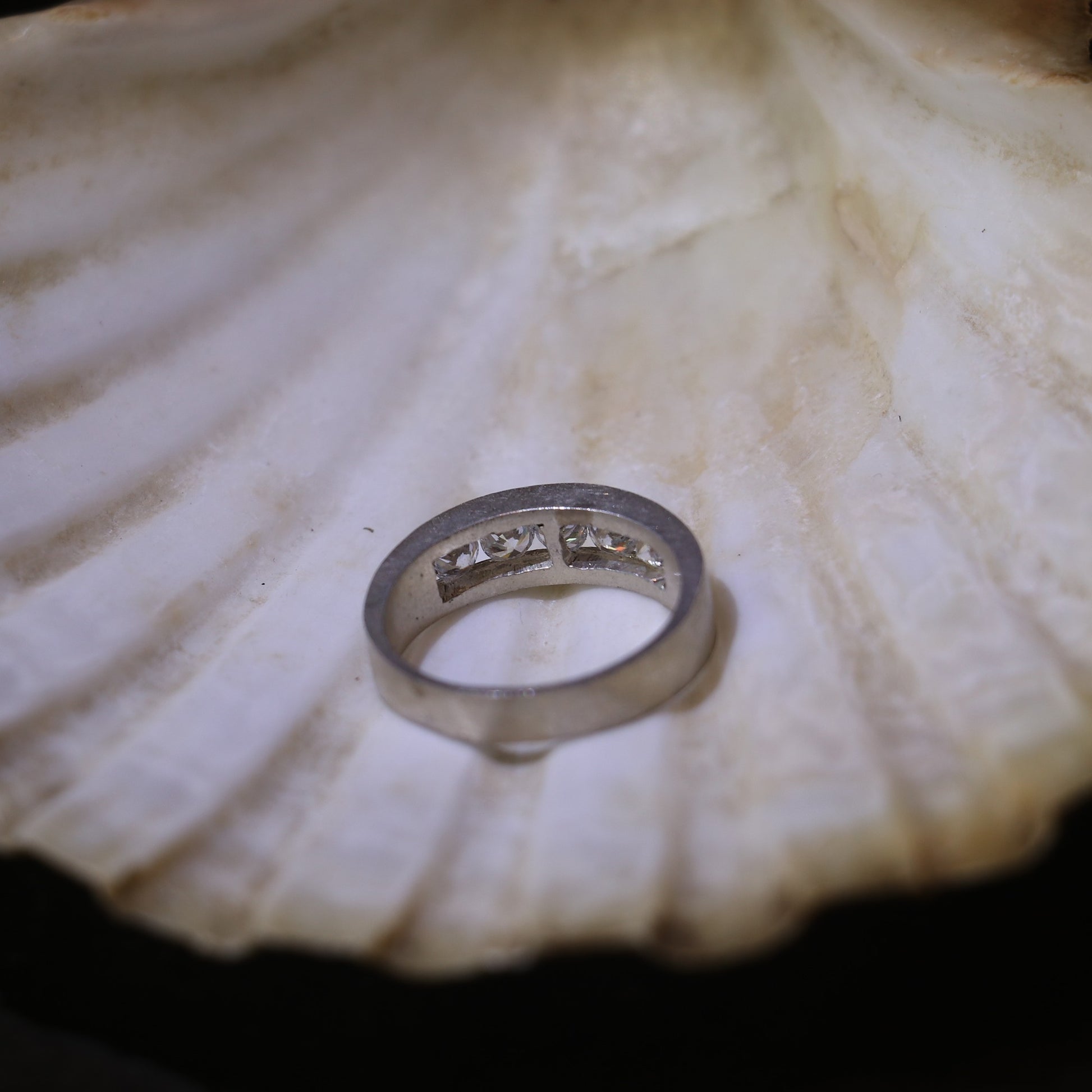 SILVER BAND RING WITH ROUND ZIRCONS