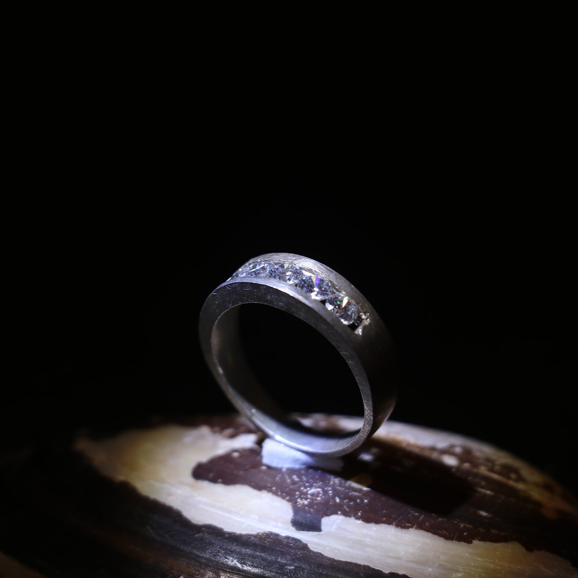 SILVER BAND RING WITH ROUND ZIRCONS