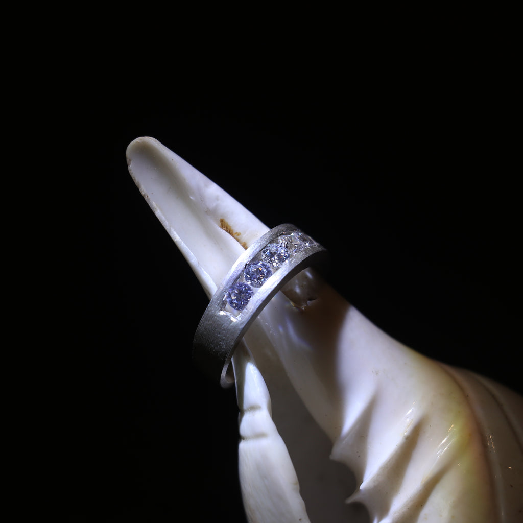 SILVER BAND RING WITH ROUND ZIRCONS