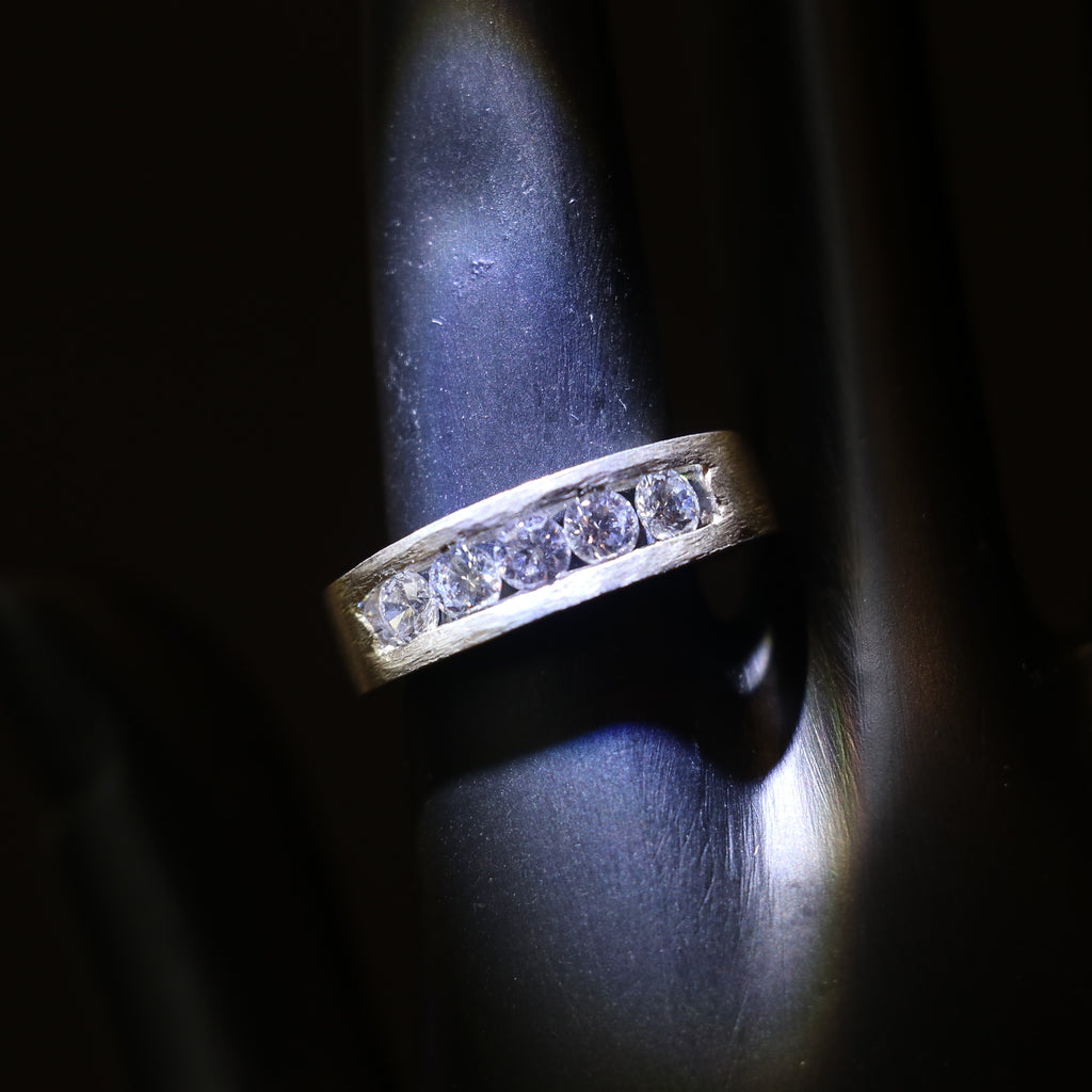 SILVER BAND RING WITH ROUND ZIRCONS
