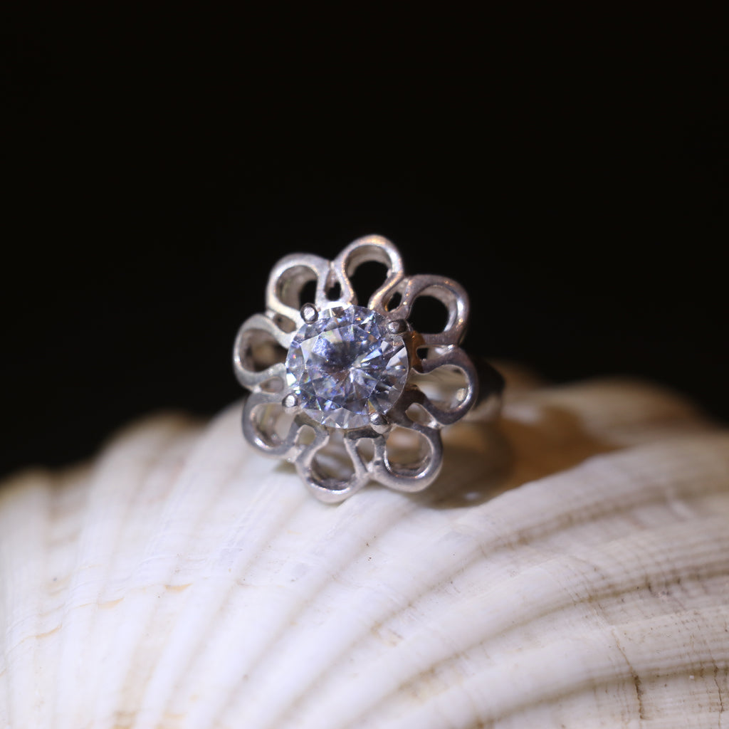 SILVER FLORAL RING WITH A ROUND ZIRCON