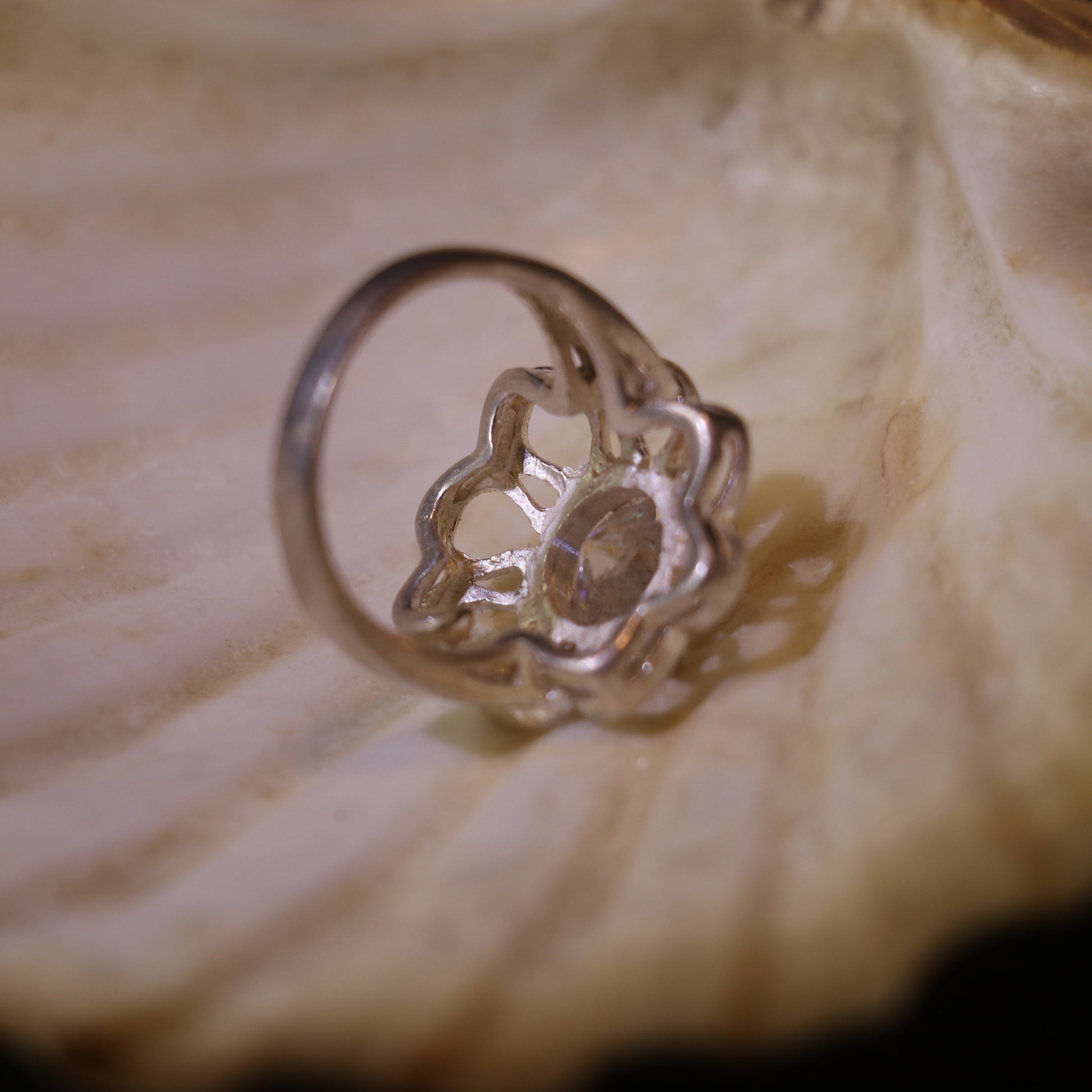 SILVER FLORAL RING WITH A ROUND ZIRCON