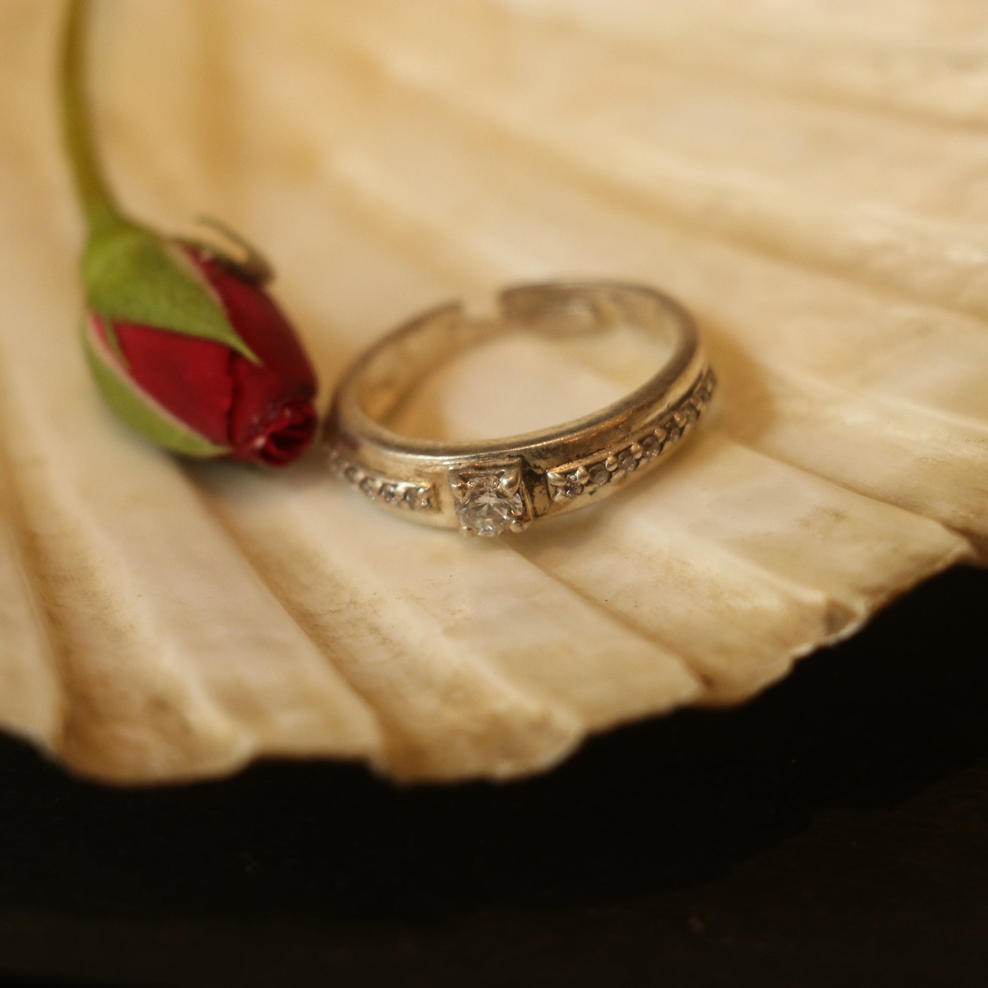 SILVER BAND RING WITH CENTRAL ZIRCON