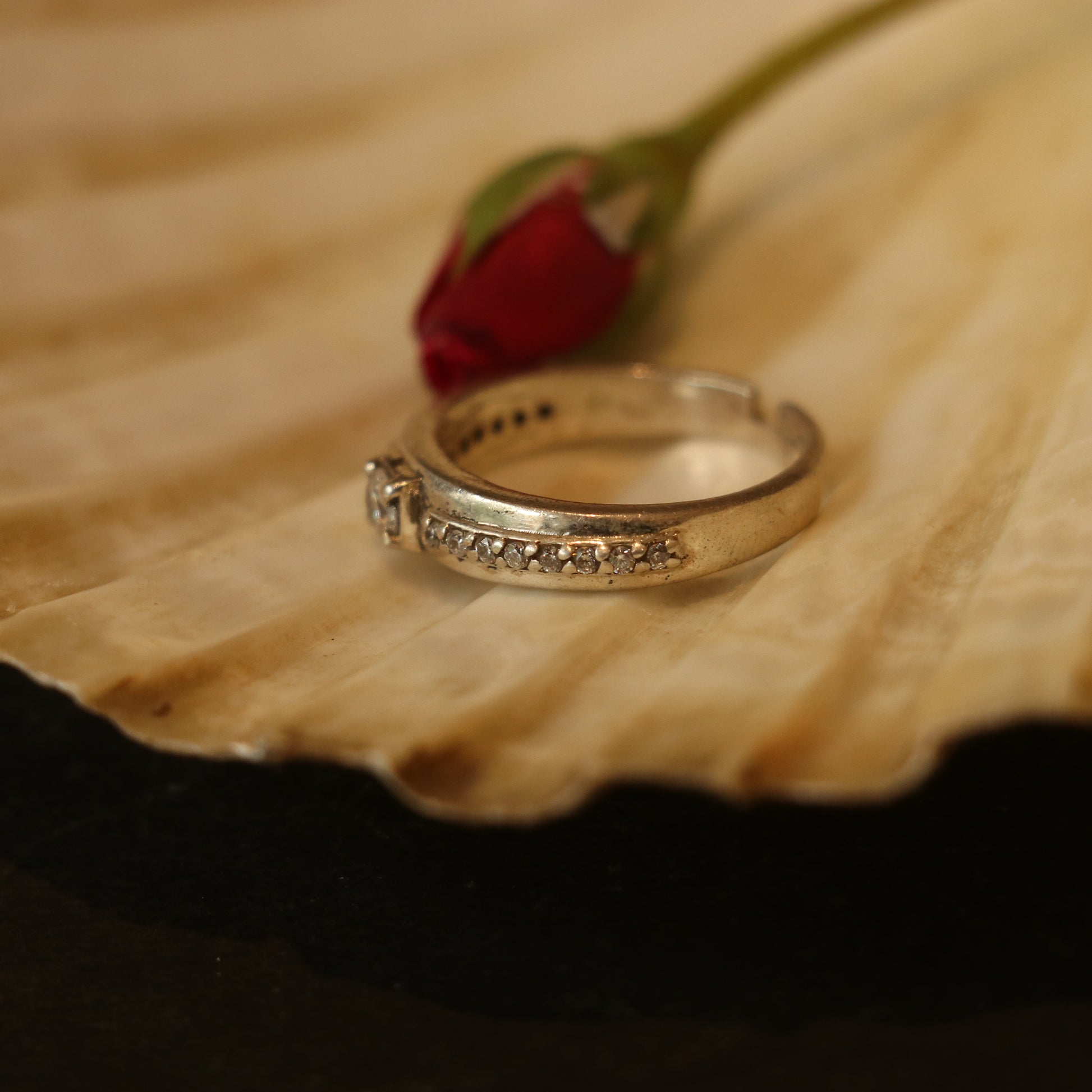 SILVER BAND RING WITH CENTRAL ZIRCON