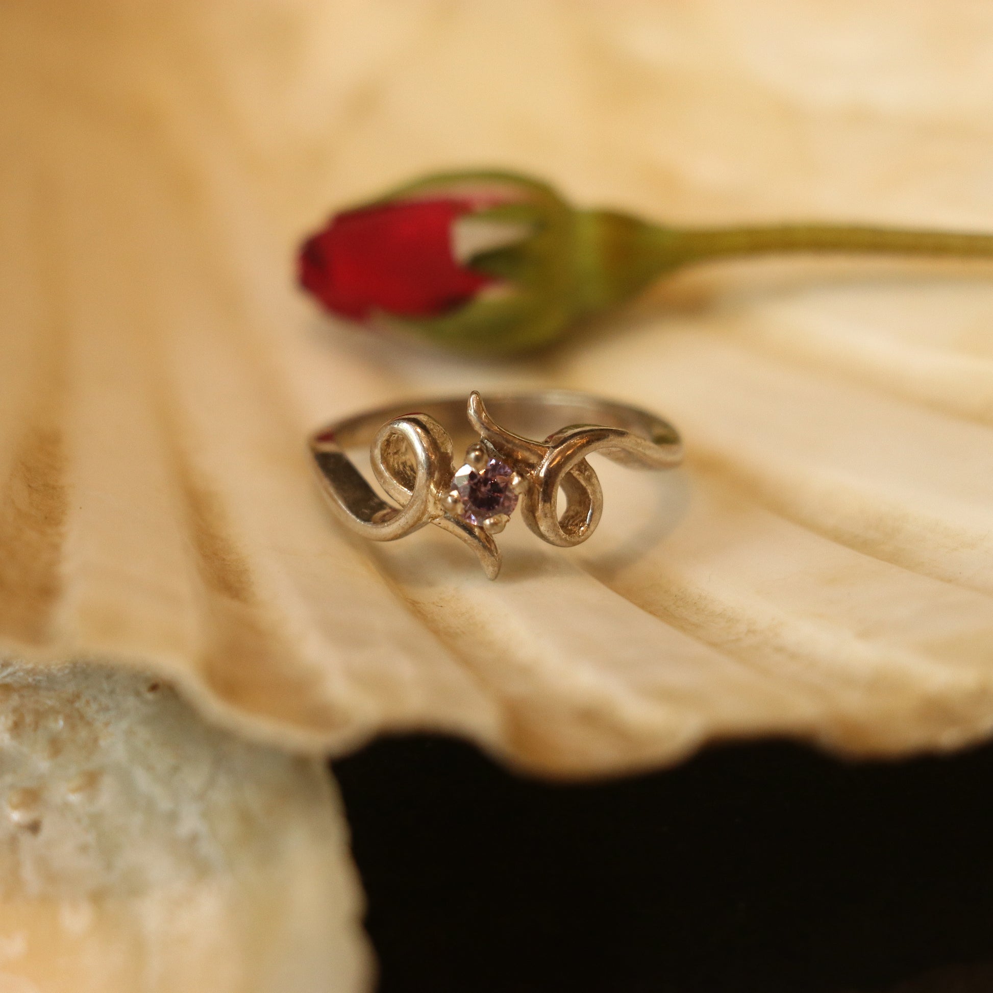 SILVER RING WITH AN ELEGANT PURPLE GEMSTONE