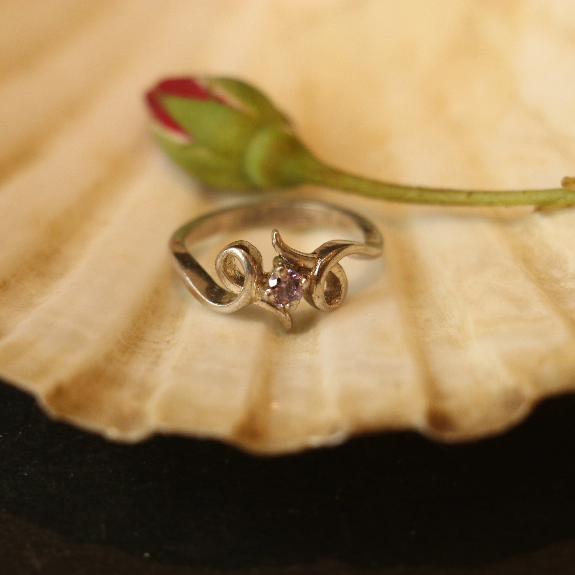 SILVER RING WITH AN ELEGANT PURPLE GEMSTONE