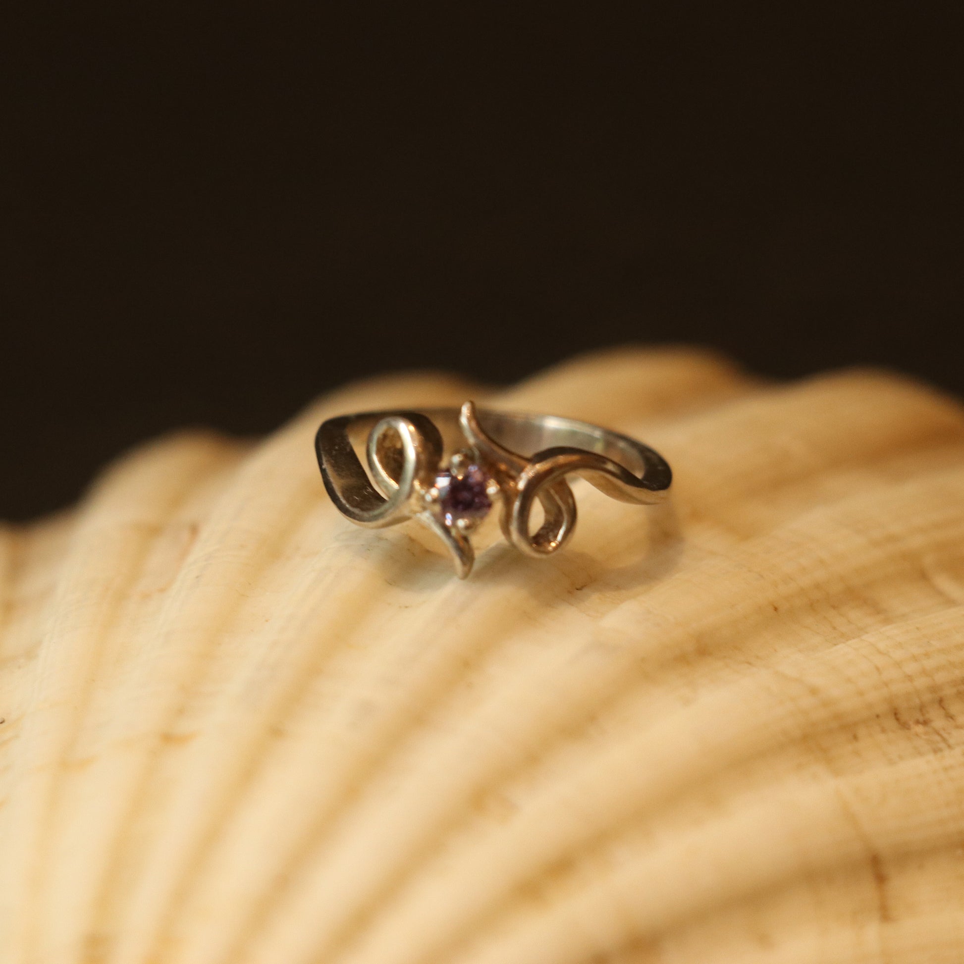 SILVER RING WITH AN ELEGANT PURPLE GEMSTONE