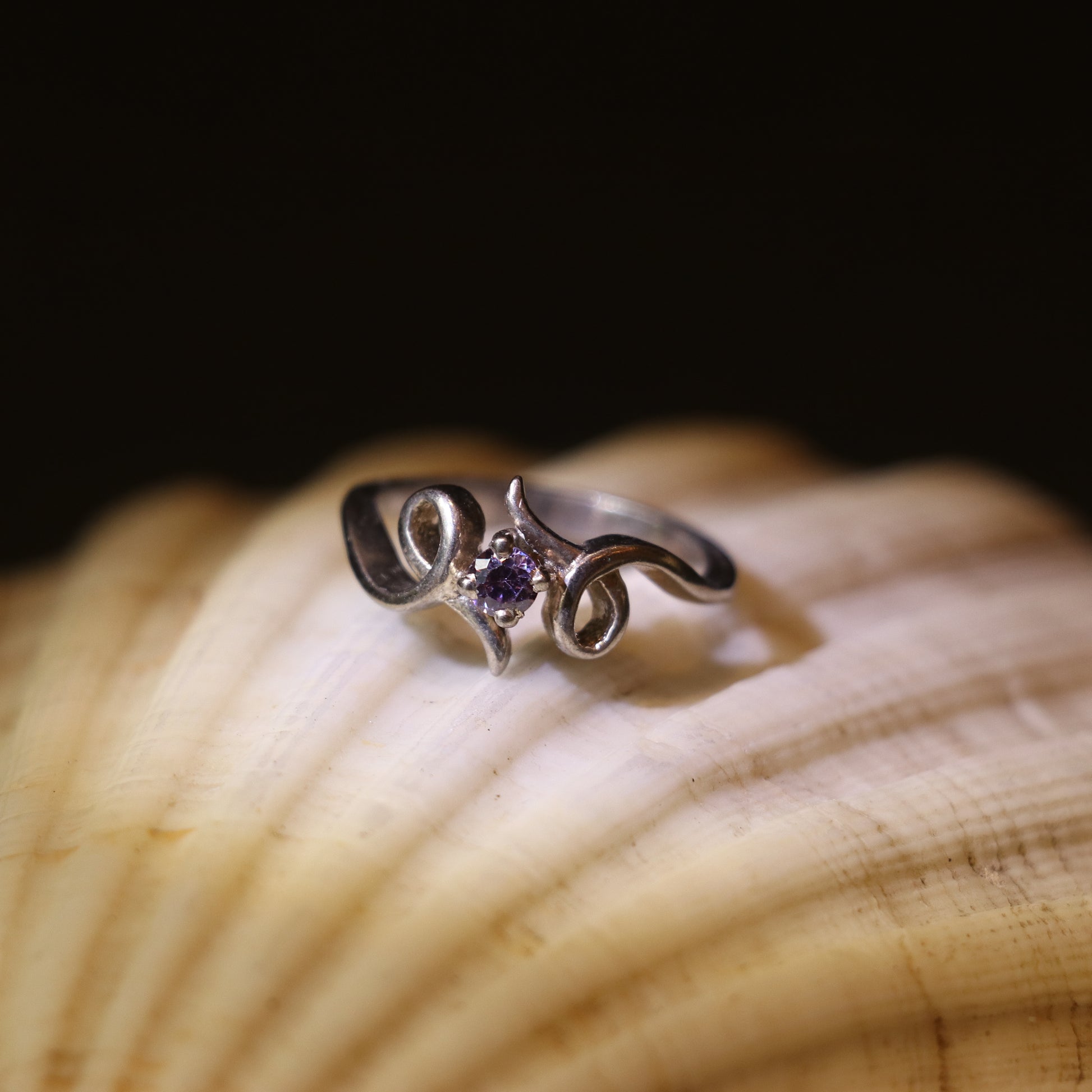 SILVER RING WITH AN ELEGANT PURPLE GEMSTONE