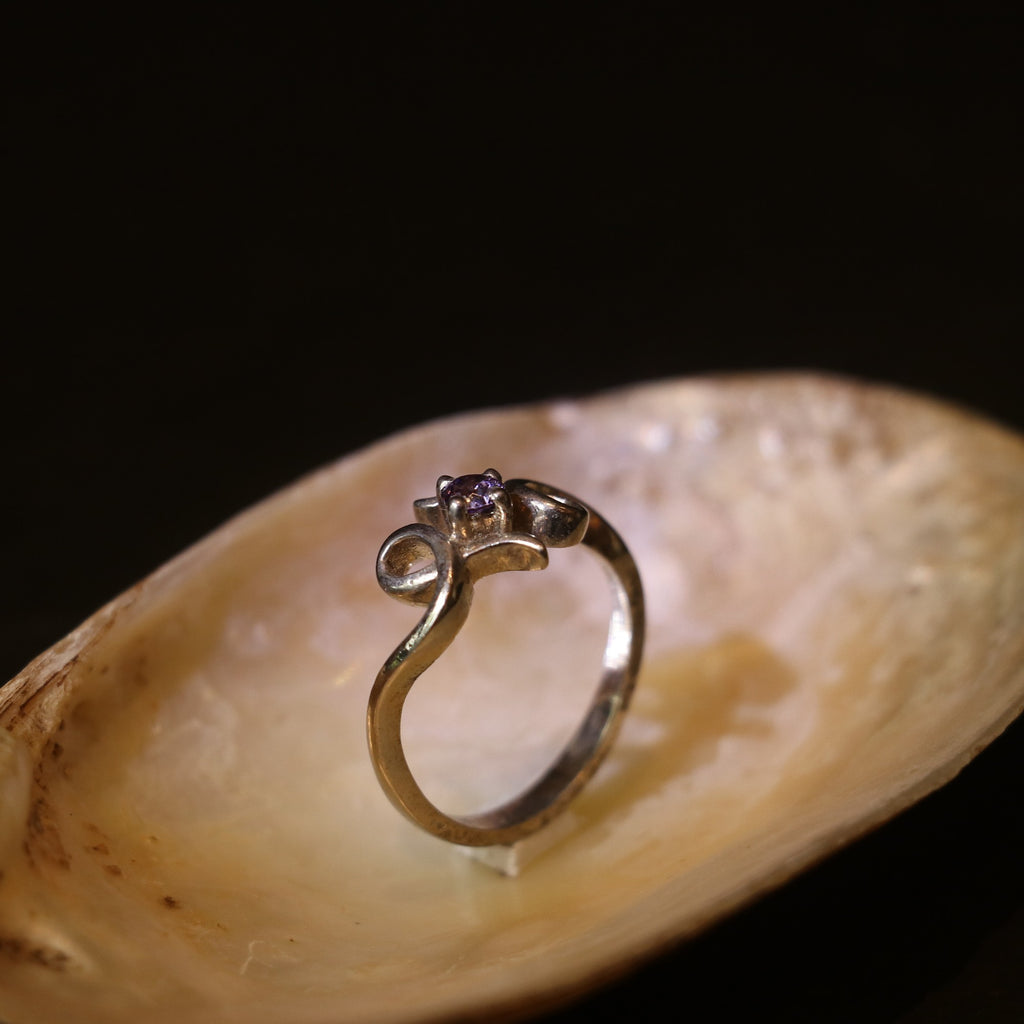 SILVER RING WITH AN ELEGANT PURPLE GEMSTONE