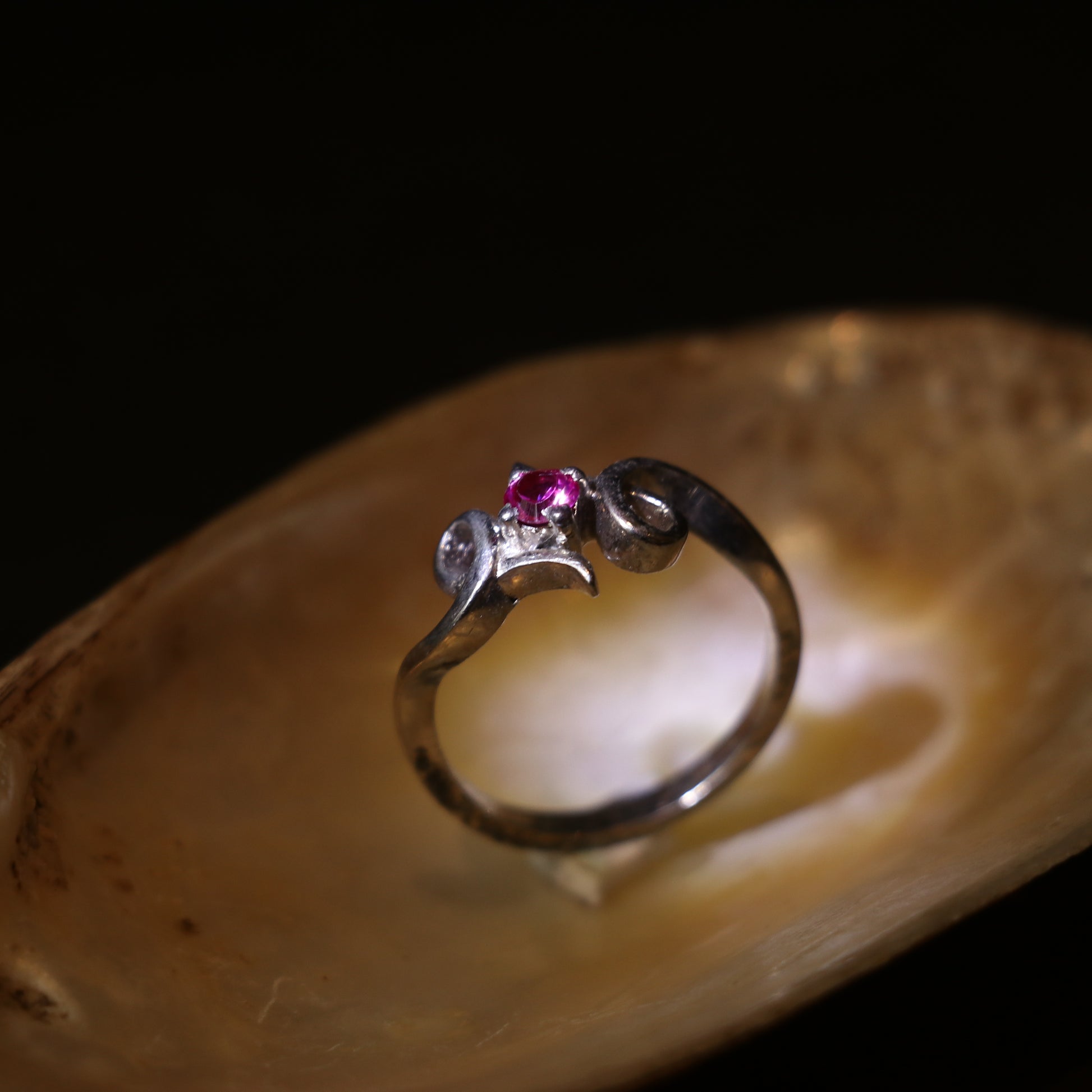 SILVER RING WITH AN ELEGANT PINK GEMSTONE