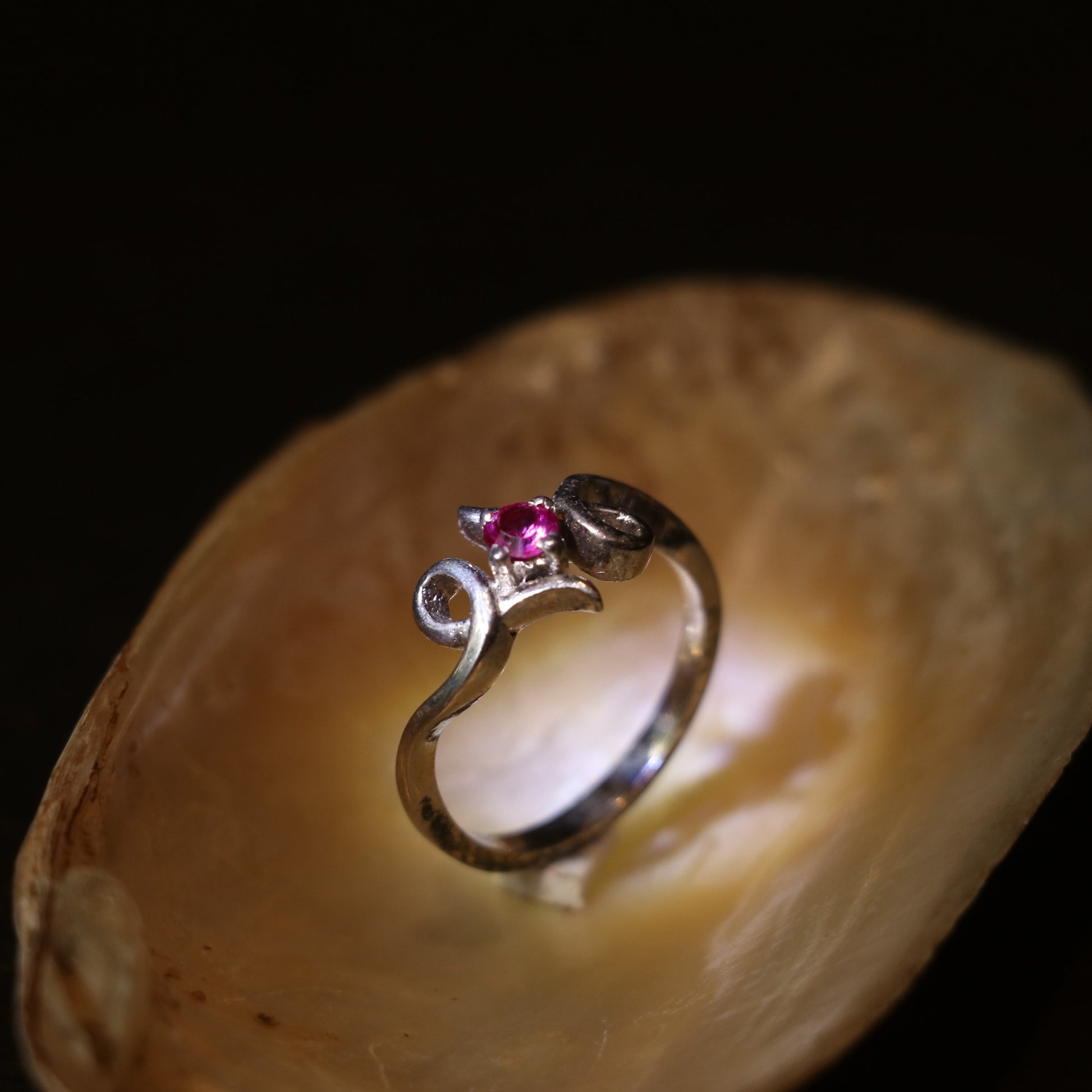 SILVER RING WITH AN ELEGANT PINK GEMSTONE