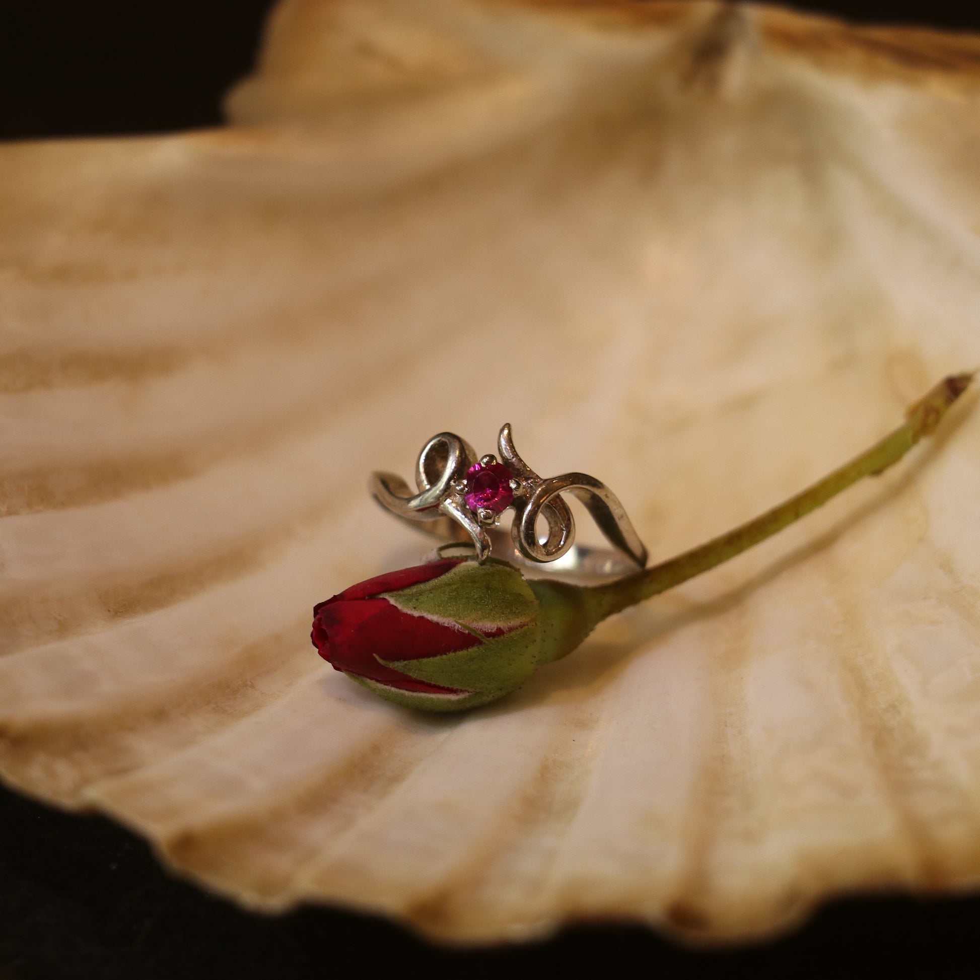 SILVER RING WITH AN ELEGANT PINK GEMSTONE