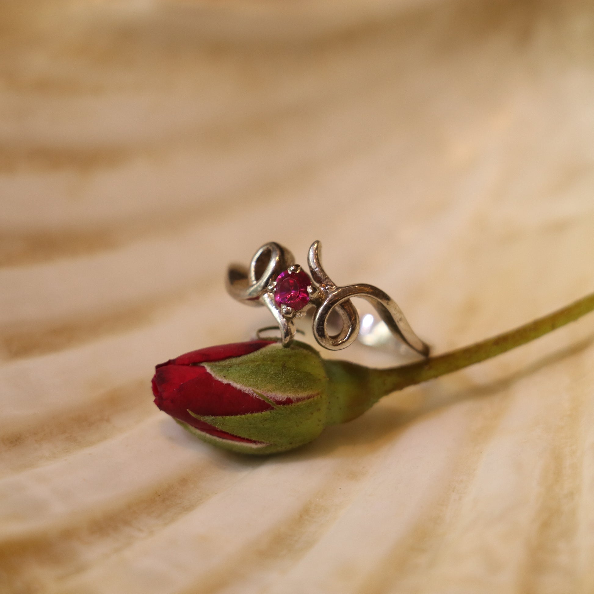SILVER RING WITH AN ELEGANT PINK GEMSTONE