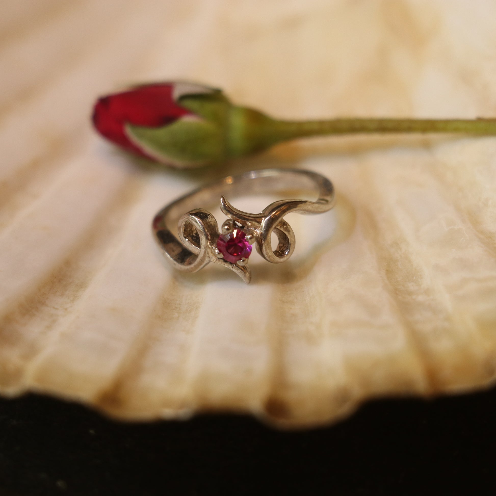 SILVER RING WITH AN ELEGANT PINK GEMSTONE