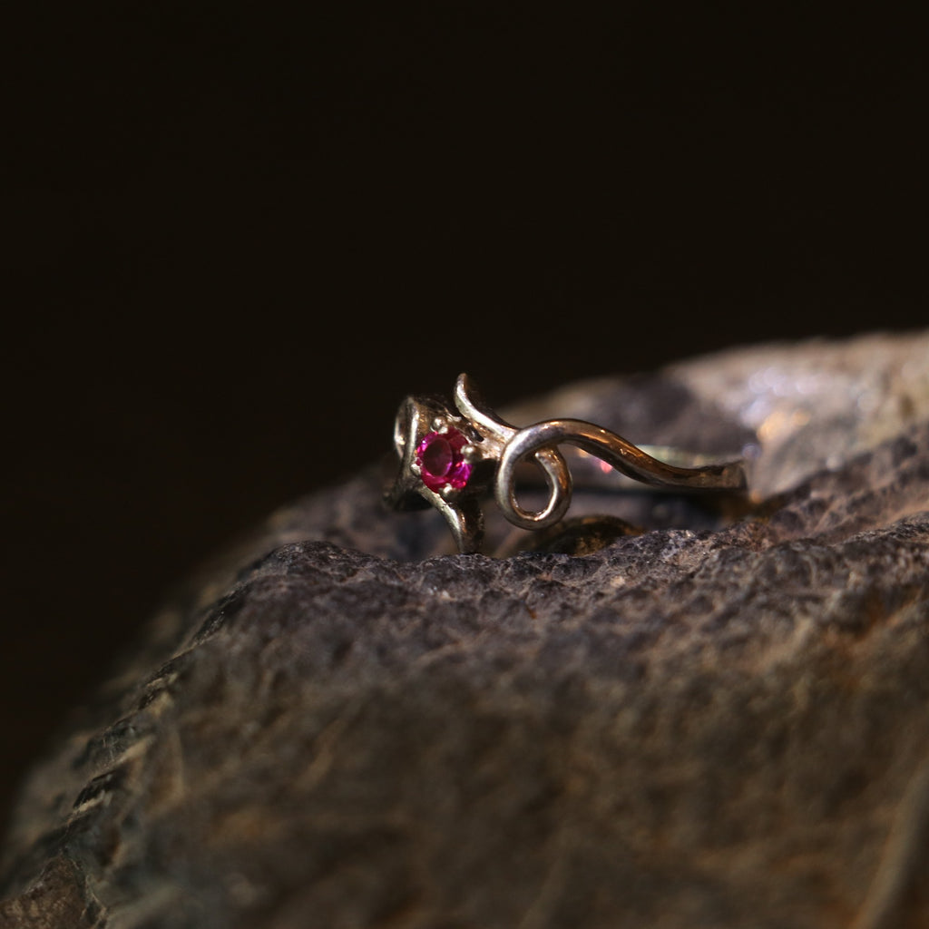 SILVER RING WITH AN ELEGANT PINK GEMSTONE