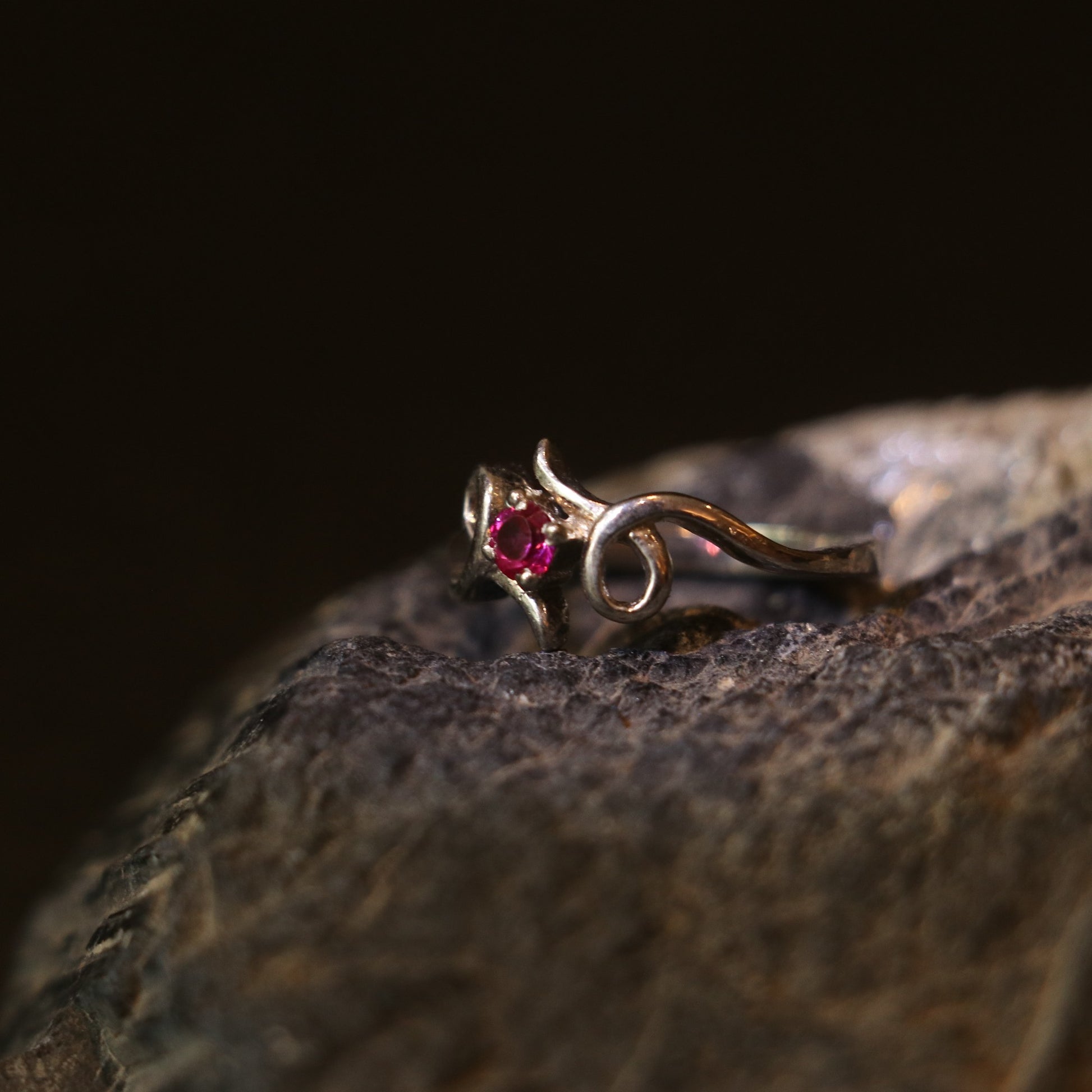 SILVER RING WITH AN ELEGANT PINK GEMSTONE