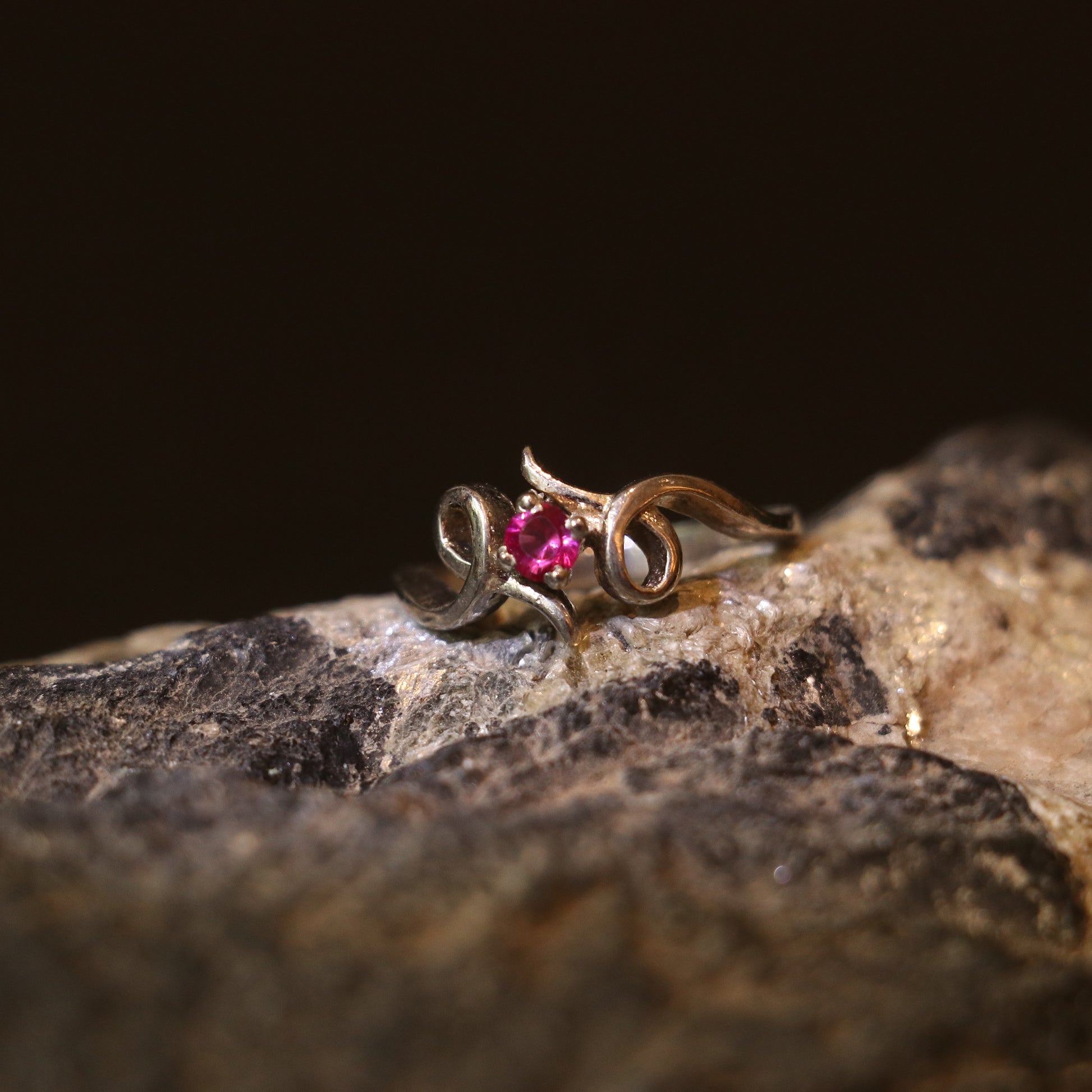 SILVER RING WITH AN ELEGANT PINK GEMSTONE
