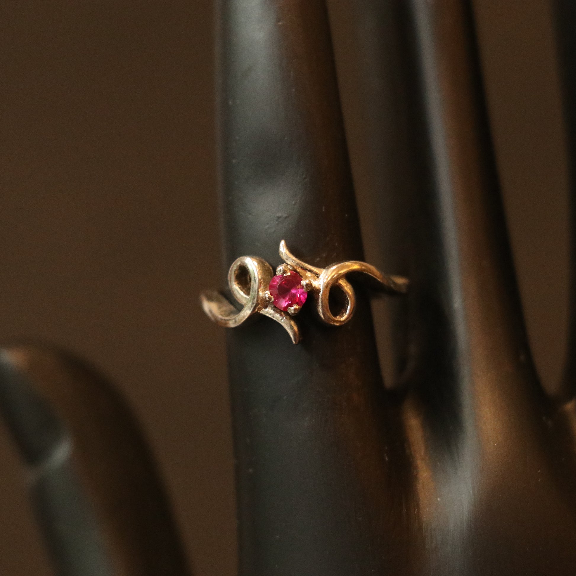 SILVER RING WITH AN ELEGANT PINK GEMSTONE