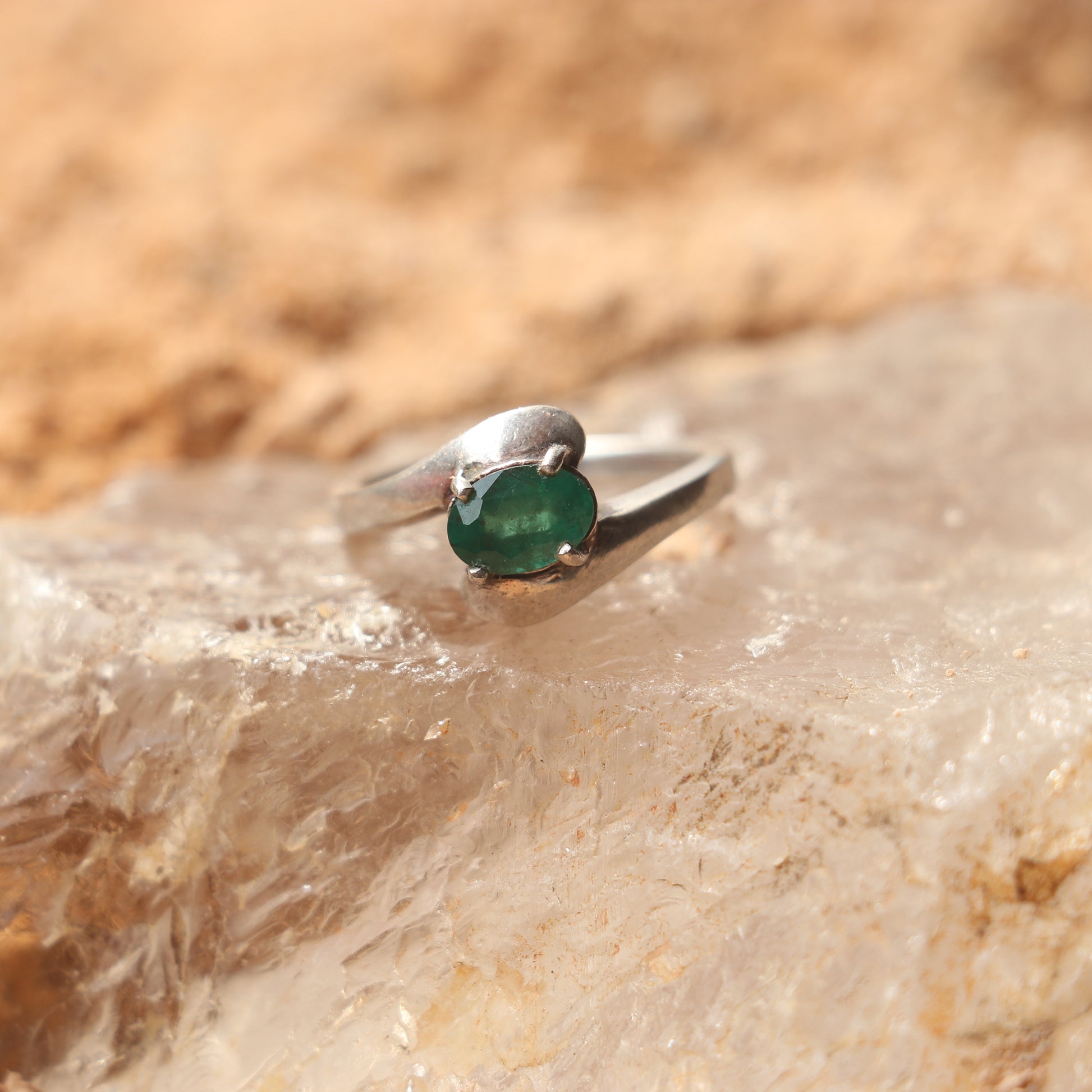 SILVER RING WITH NATURAL EMERALD