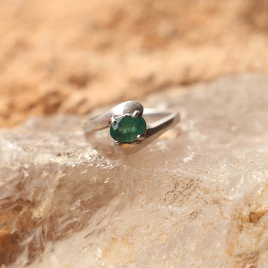 SILVER RING WITH NATURAL EMERALD