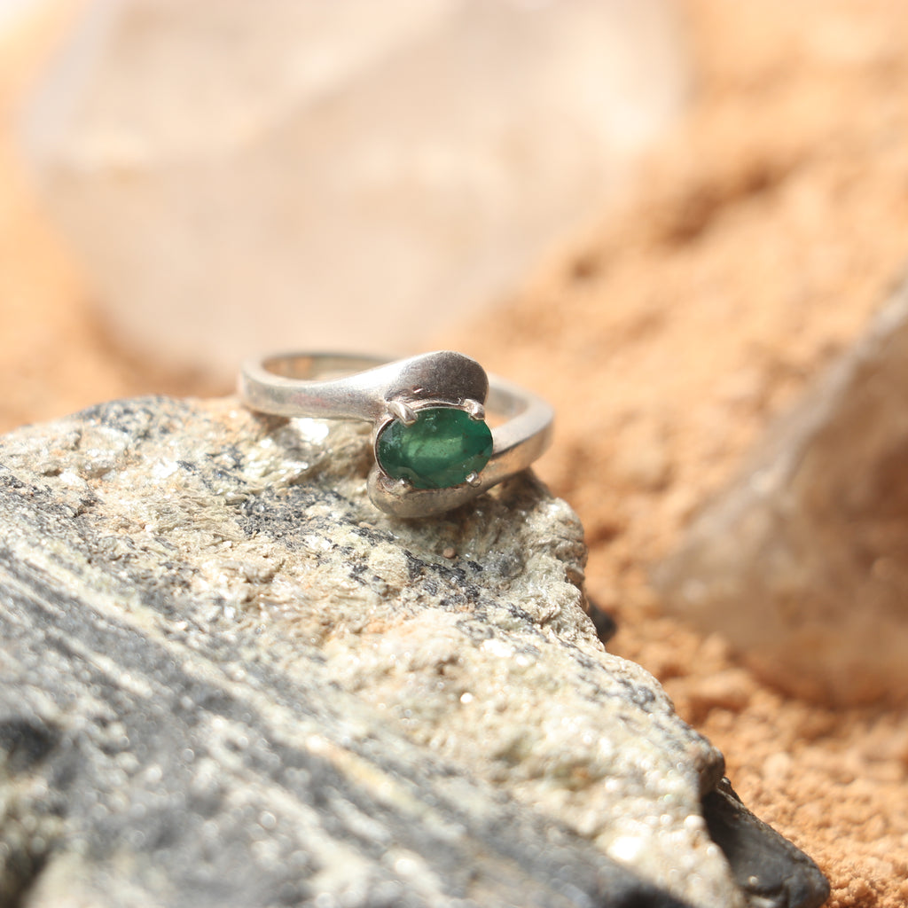 SILVER RING WITH NATURAL EMERALD