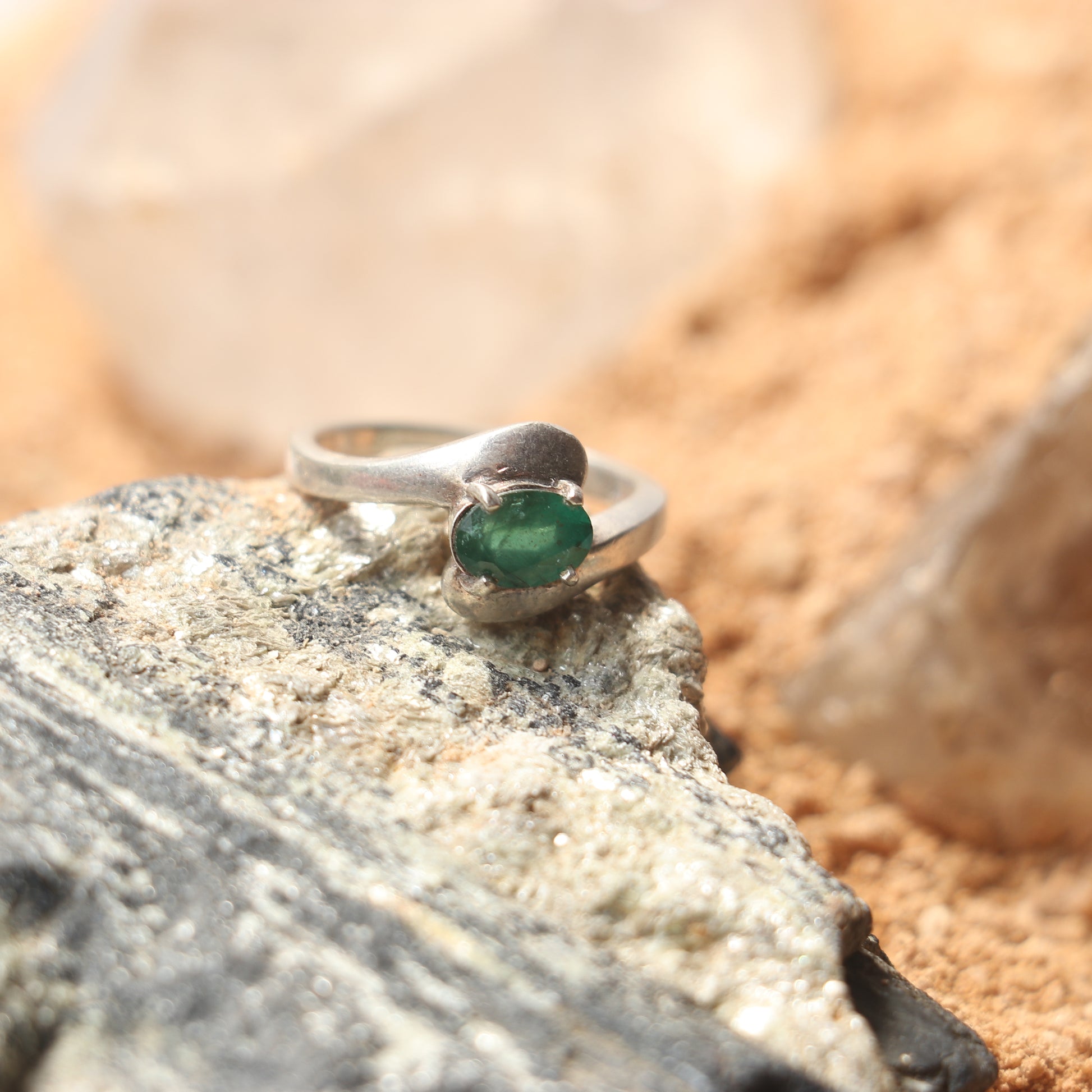SILVER RING WITH NATURAL EMERALD