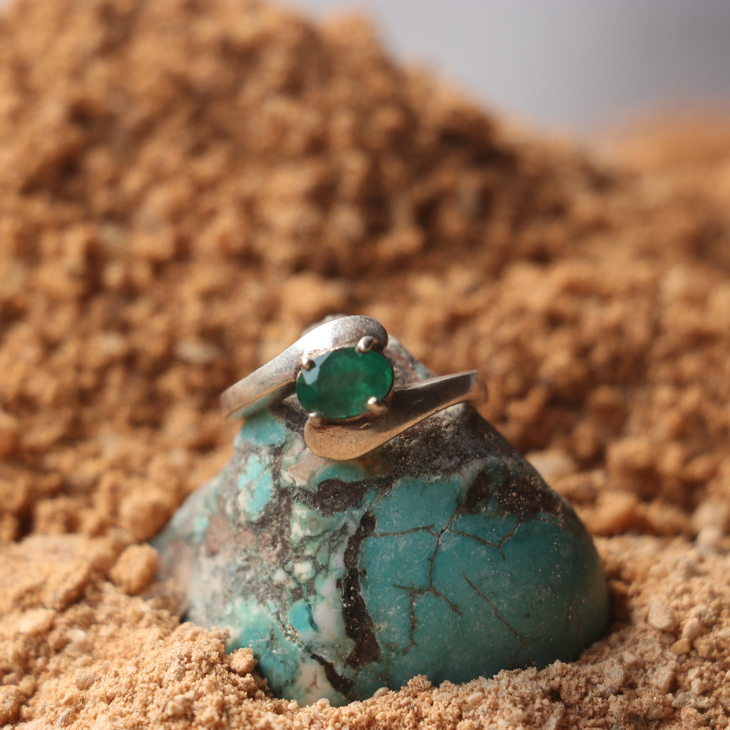 SILVER RING WITH NATURAL EMERALD