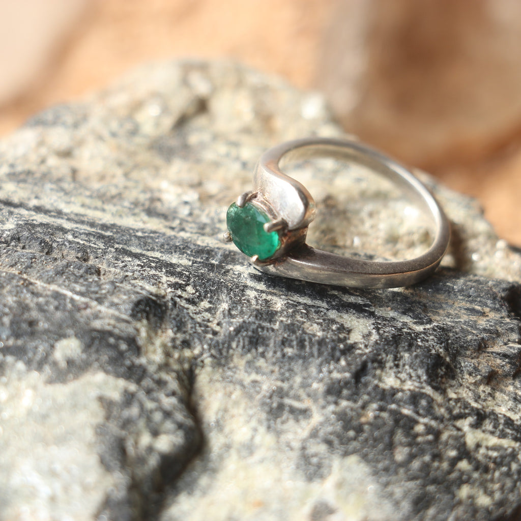 SILVER RING WITH NATURAL EMERALD