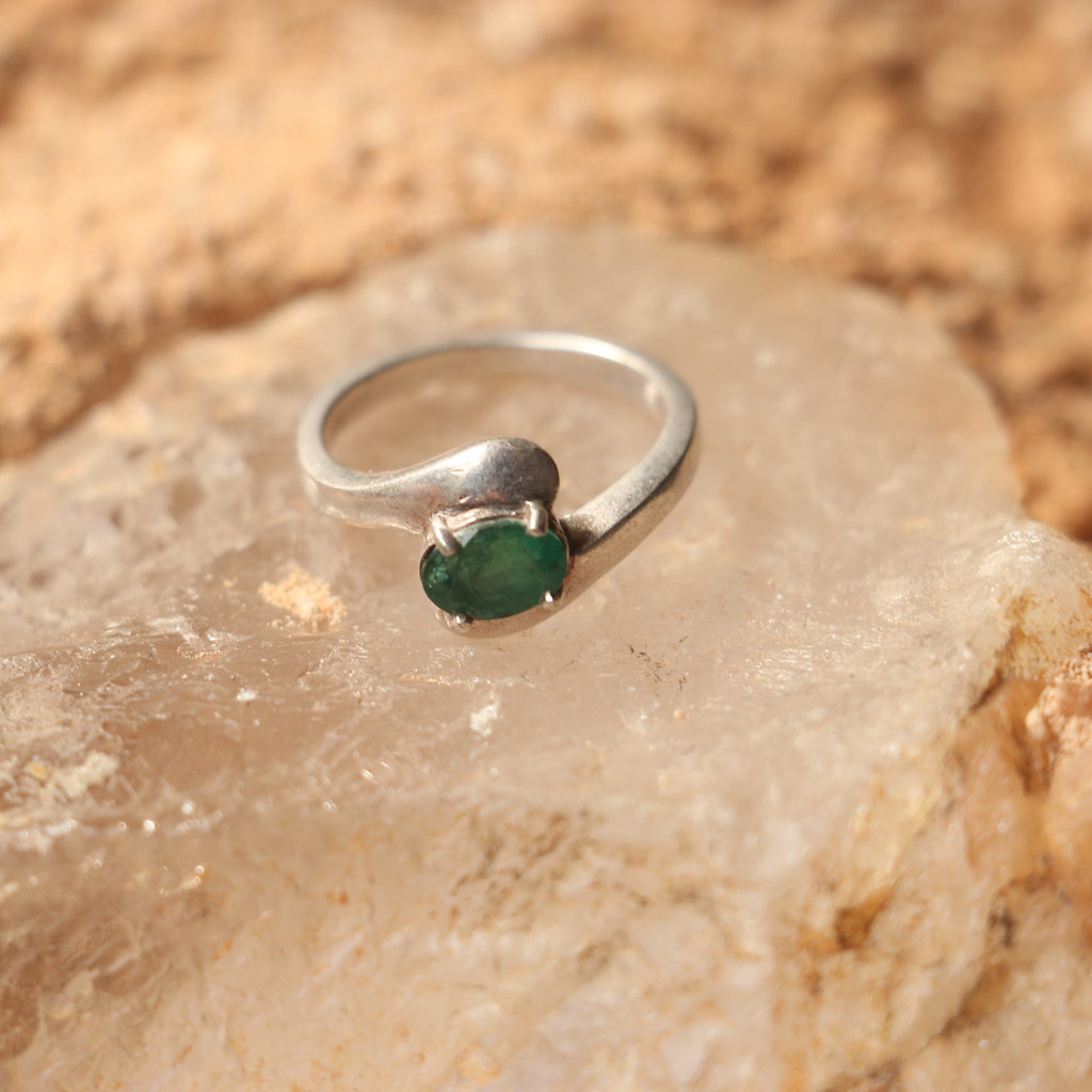SILVER RING WITH NATURAL EMERALD