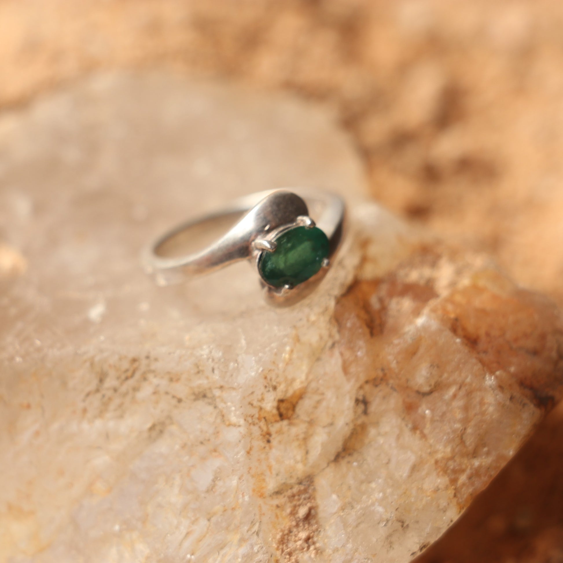 SILVER RING WITH NATURAL EMERALD