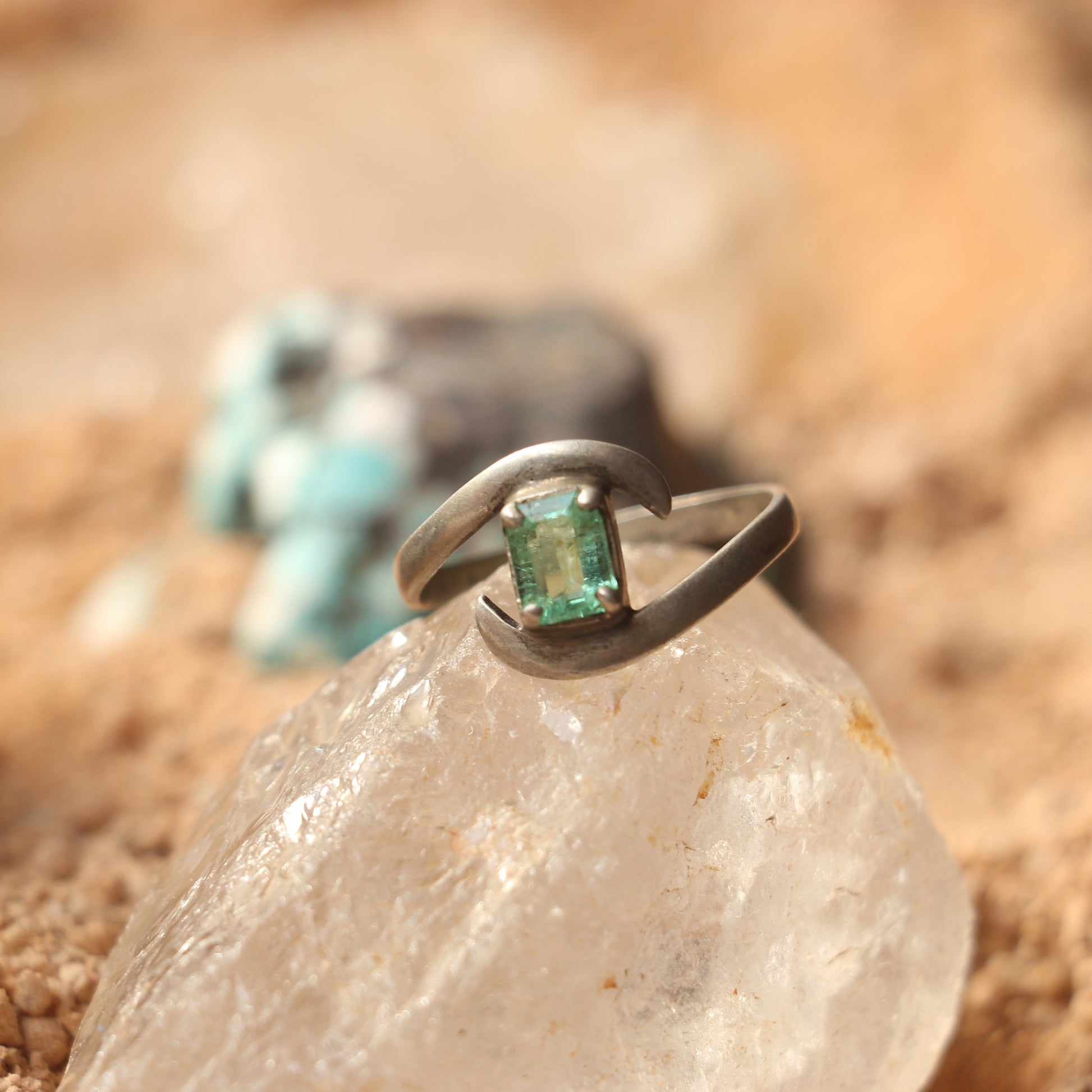SILVER RING WITH 2 CARATS COLUMBIAN EMERALD