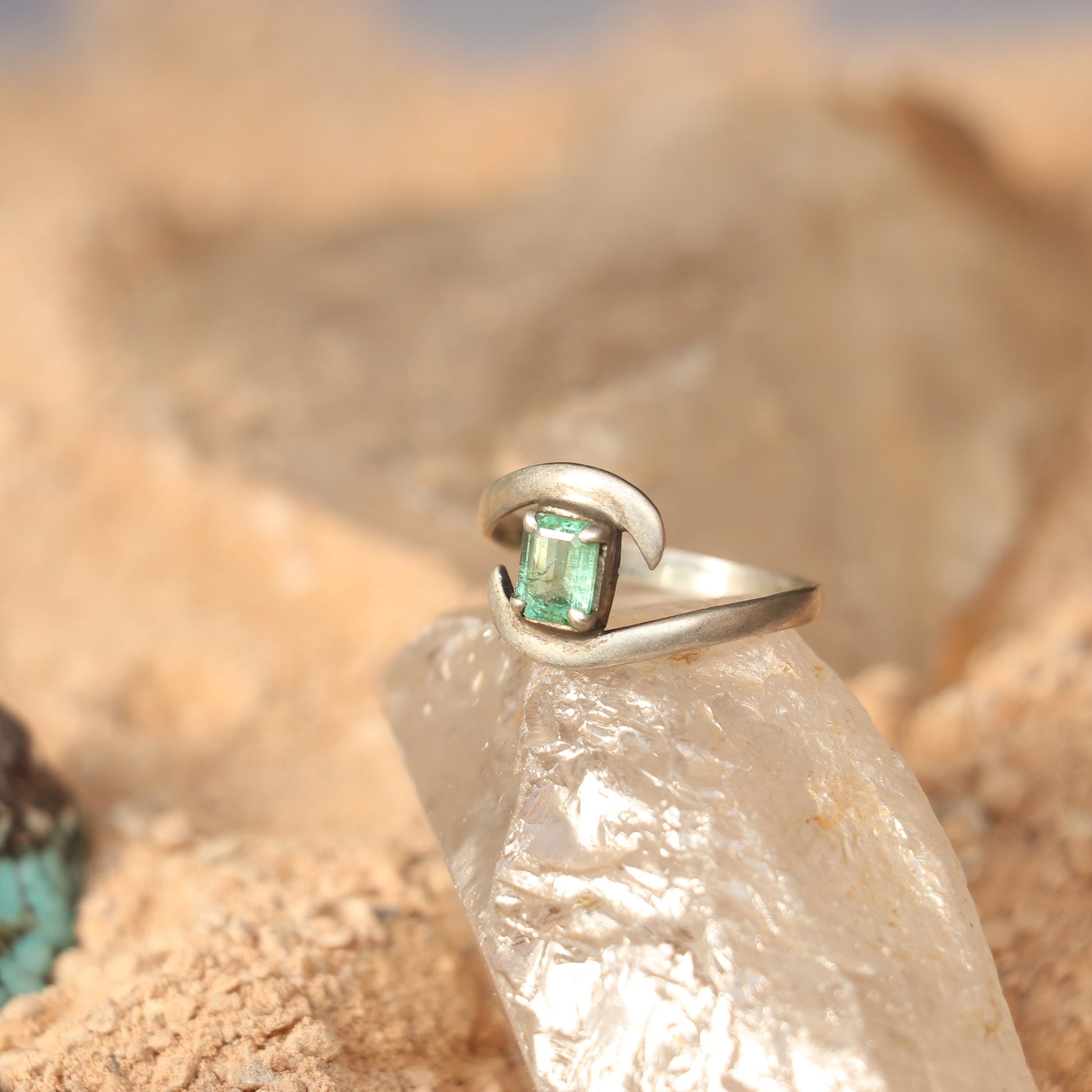 SILVER RING WITH 2 CARATS COLUMBIAN EMERALD