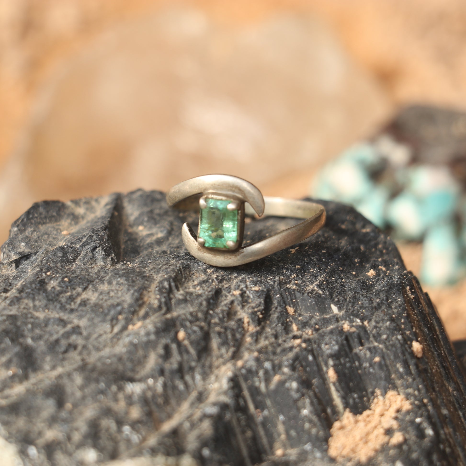 SILVER RING WITH 2 CARATS COLUMBIAN EMERALD