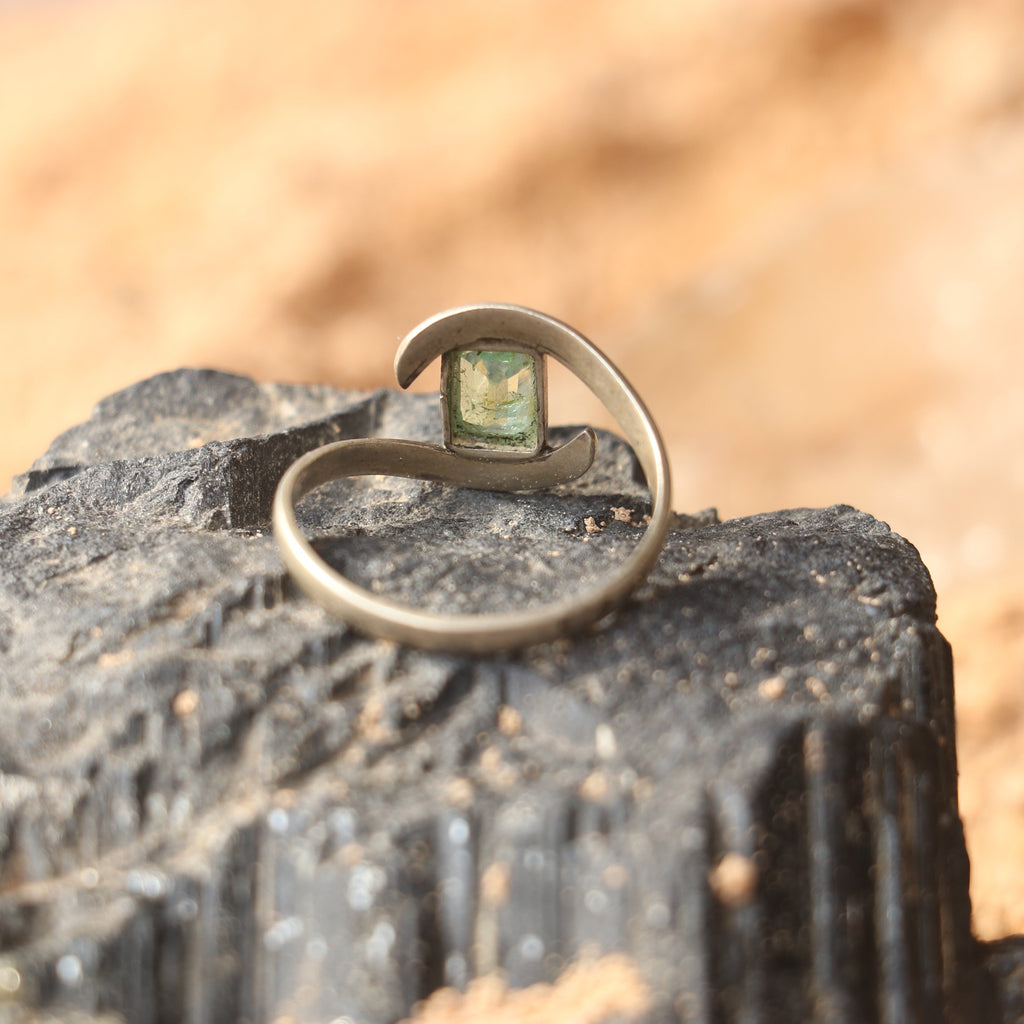 SILVER RING WITH 2 CARATS COLUMBIAN EMERALD