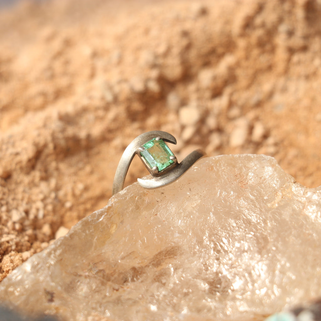 SILVER RING WITH 2 CARATS COLUMBIAN EMERALD