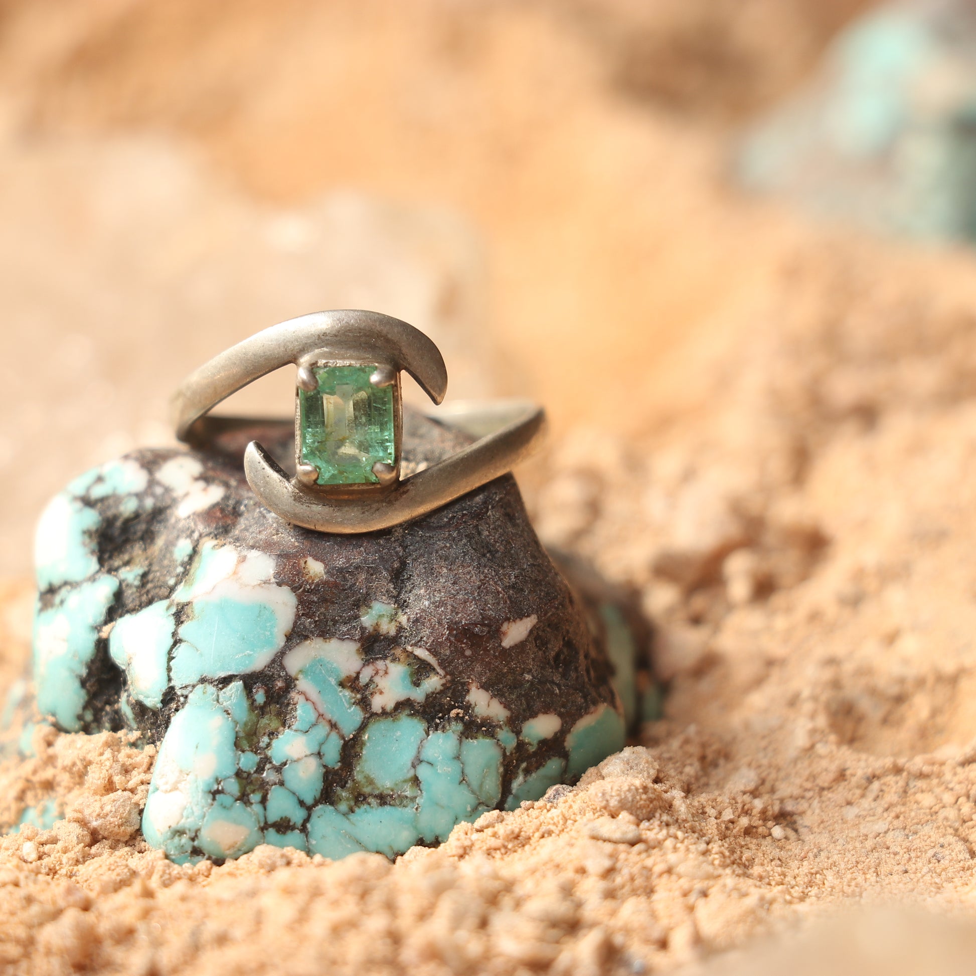 SILVER RING WITH 2 CARATS COLUMBIAN EMERALD