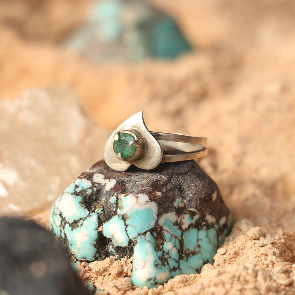 SILVER HEART SHAPED RING WITH NATURAL EMERALD