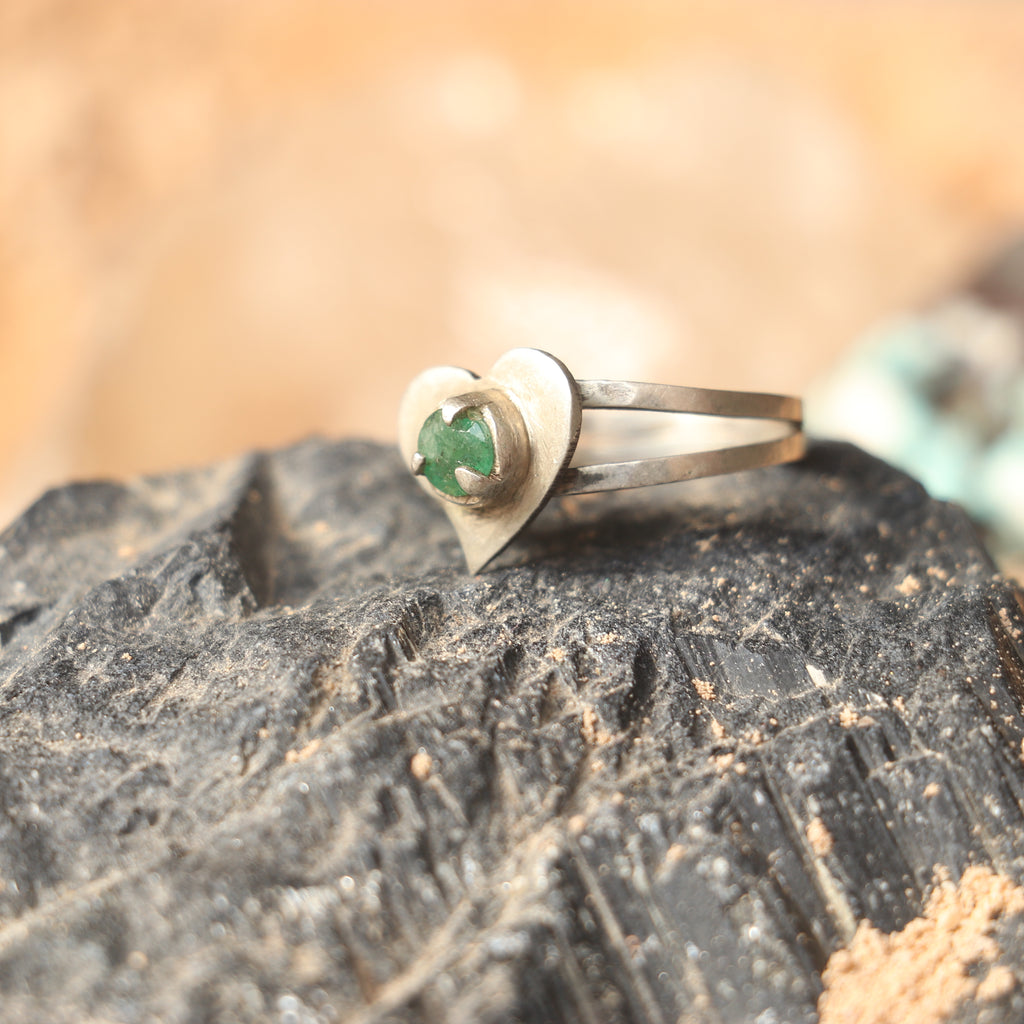 SILVER HEART SHAPED RING WITH NATURAL EMERALD