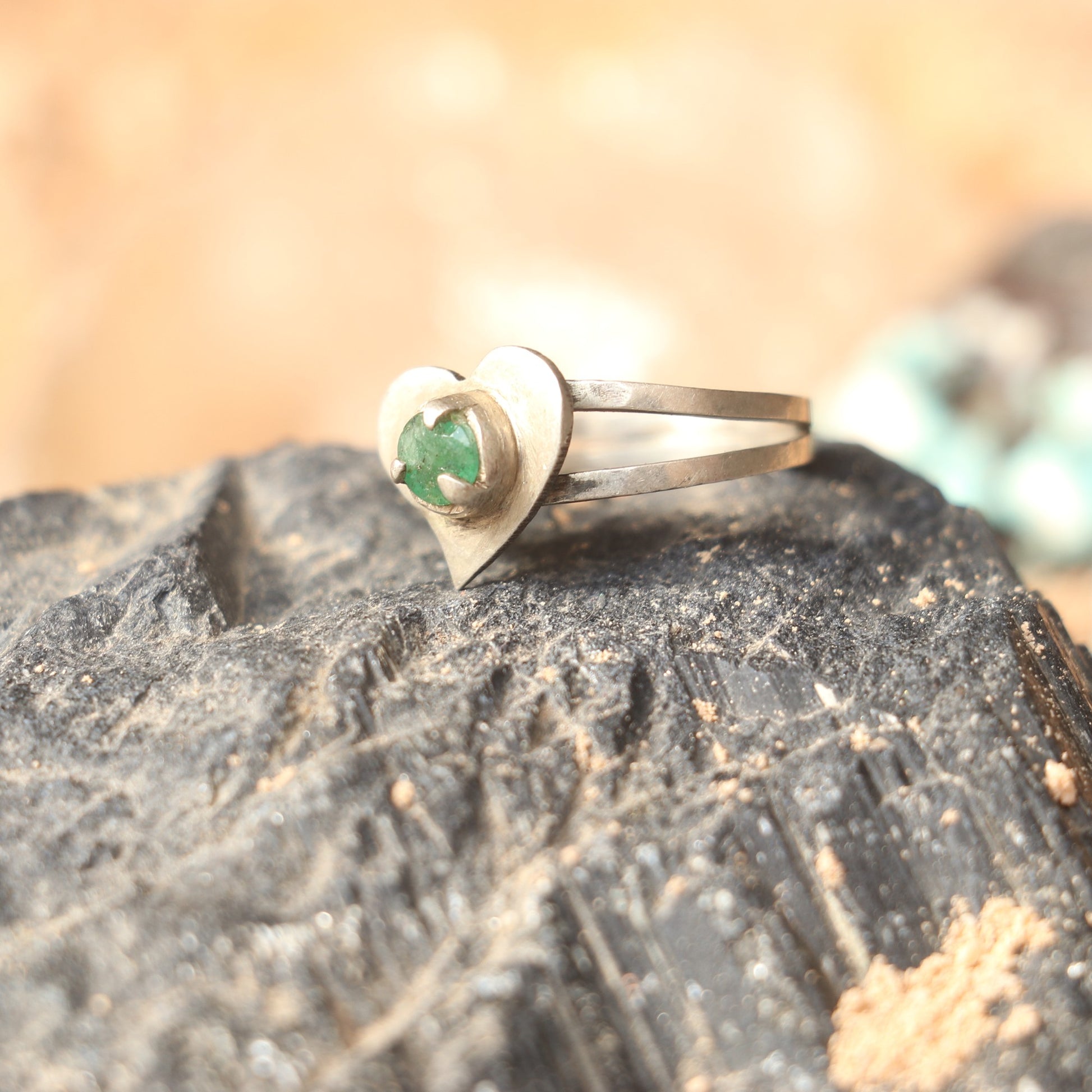 SILVER HEART SHAPED RING WITH NATURAL EMERALD