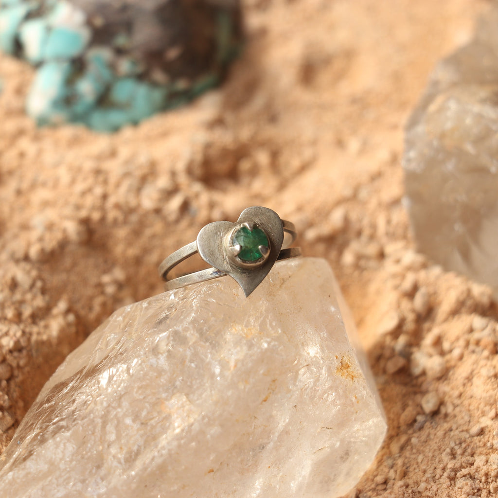 SILVER HEART SHAPED RING WITH NATURAL EMERALD