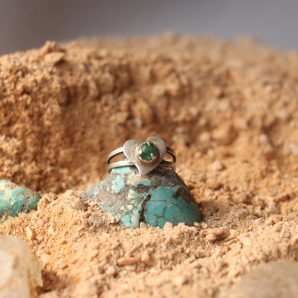 SILVER HEART SHAPED RING WITH NATURAL EMERALD