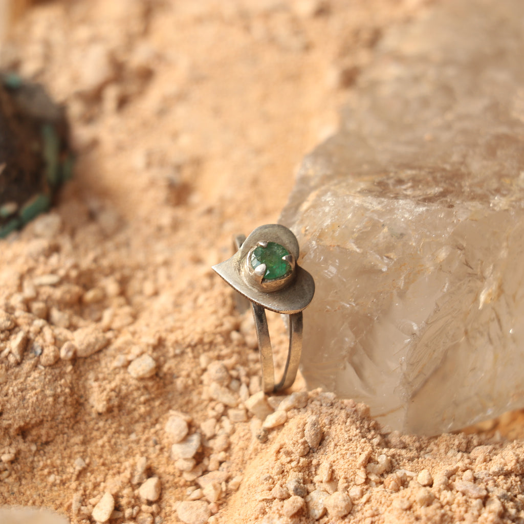 SILVER HEART SHAPED RING WITH NATURAL EMERALD