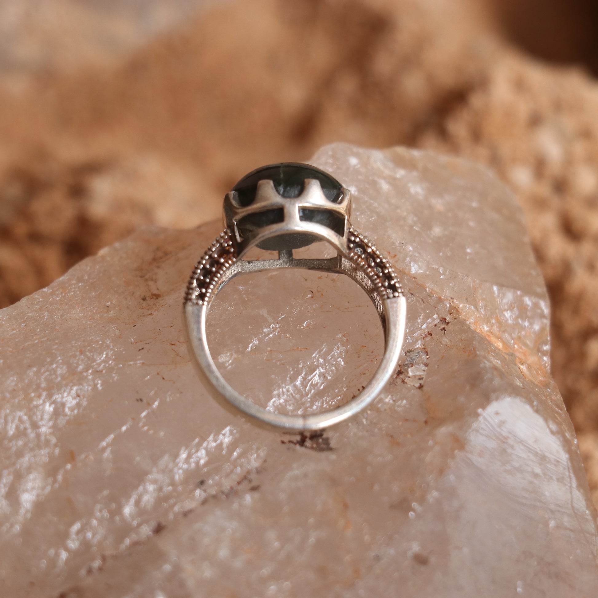 SILVER RING WITH AN BIG OVAL CATSEYE