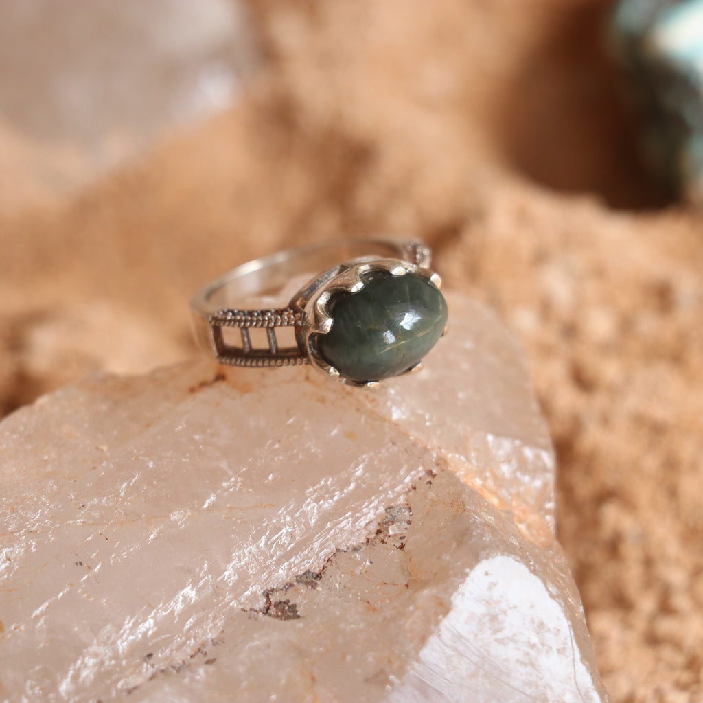 SILVER RING WITH AN BIG OVAL CATSEYE