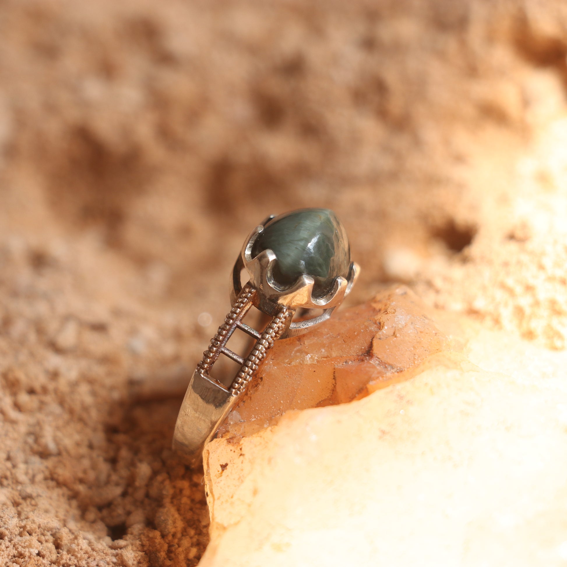SILVER RING WITH AN BIG OVAL CATSEYE
