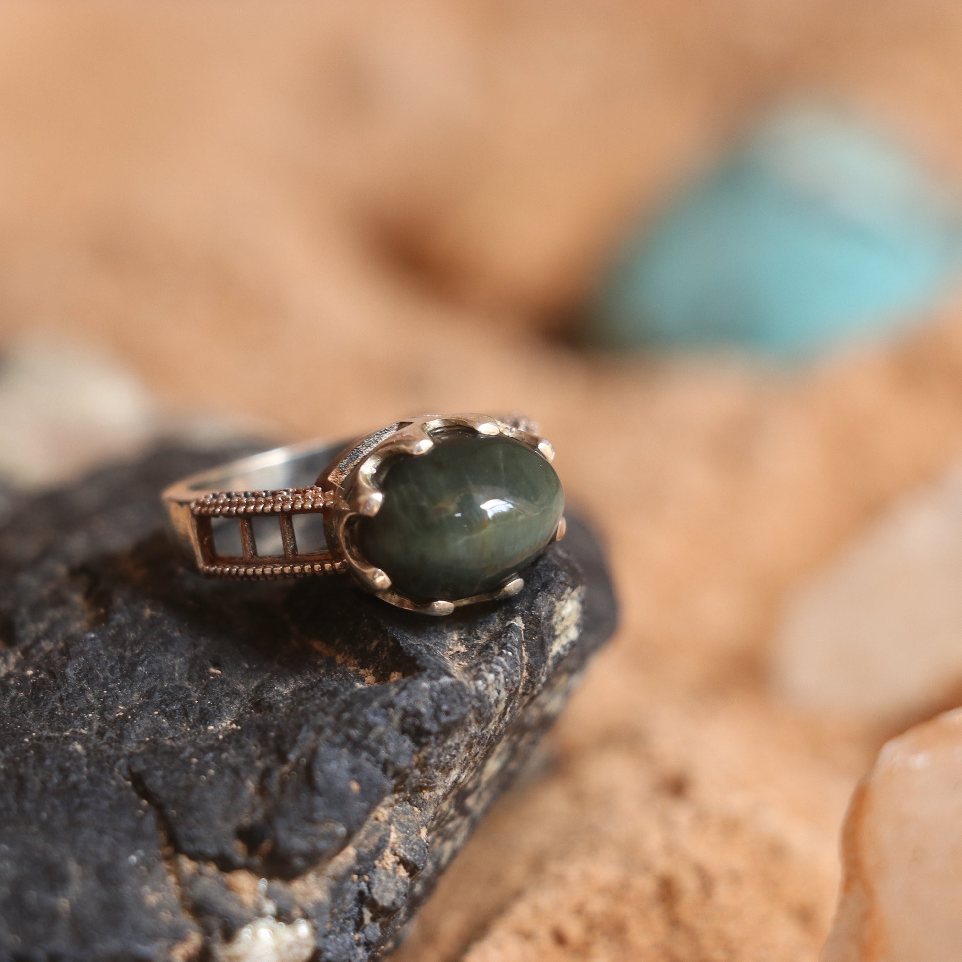 SILVER RING WITH AN BIG OVAL CATSEYE