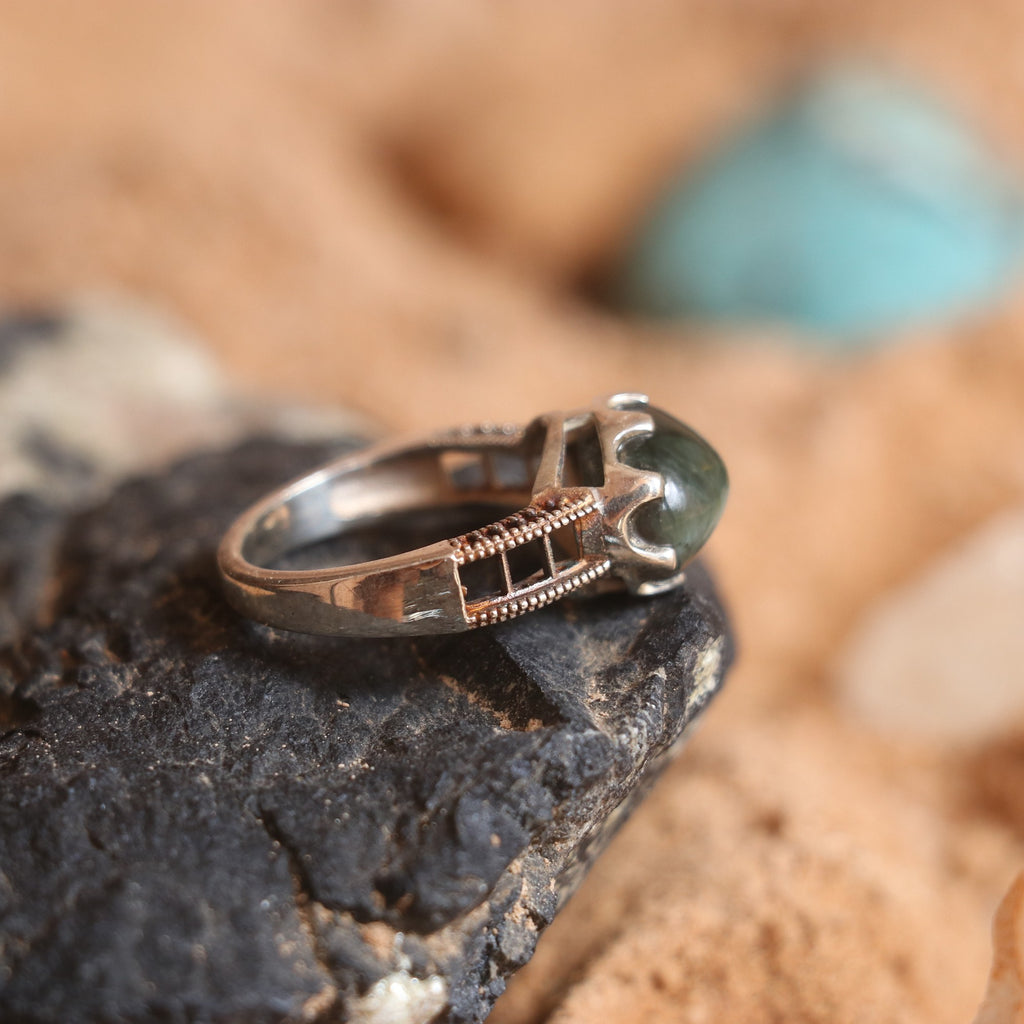 SILVER RING WITH AN BIG OVAL CATSEYE