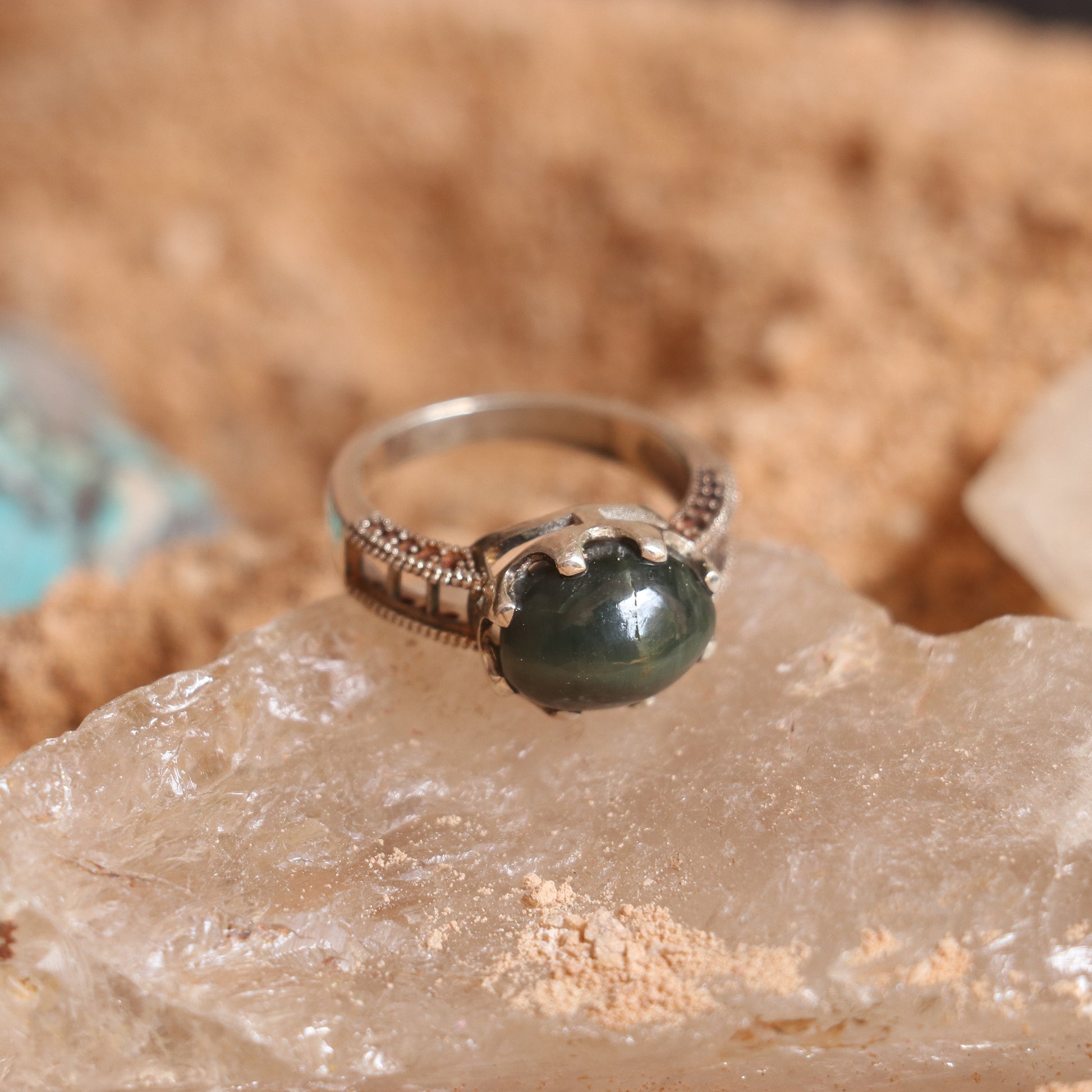 SILVER RING WITH AN BIG OVAL CATSEYE
