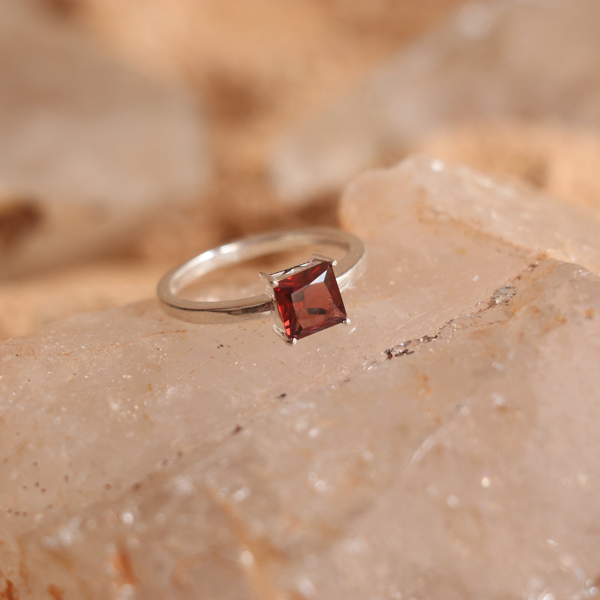 SILVER RING WITH SQUARE GARNET