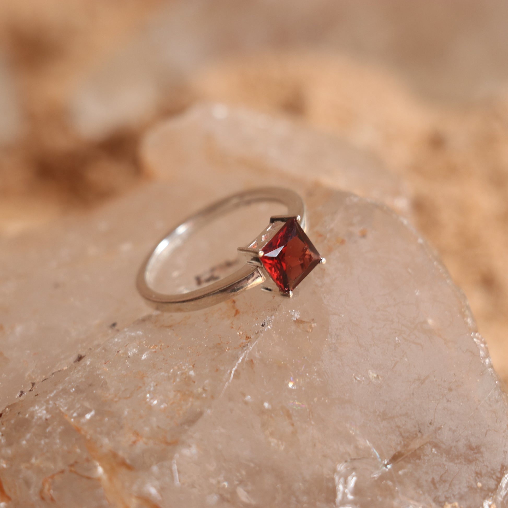 SILVER RING WITH SQUARE GARNET